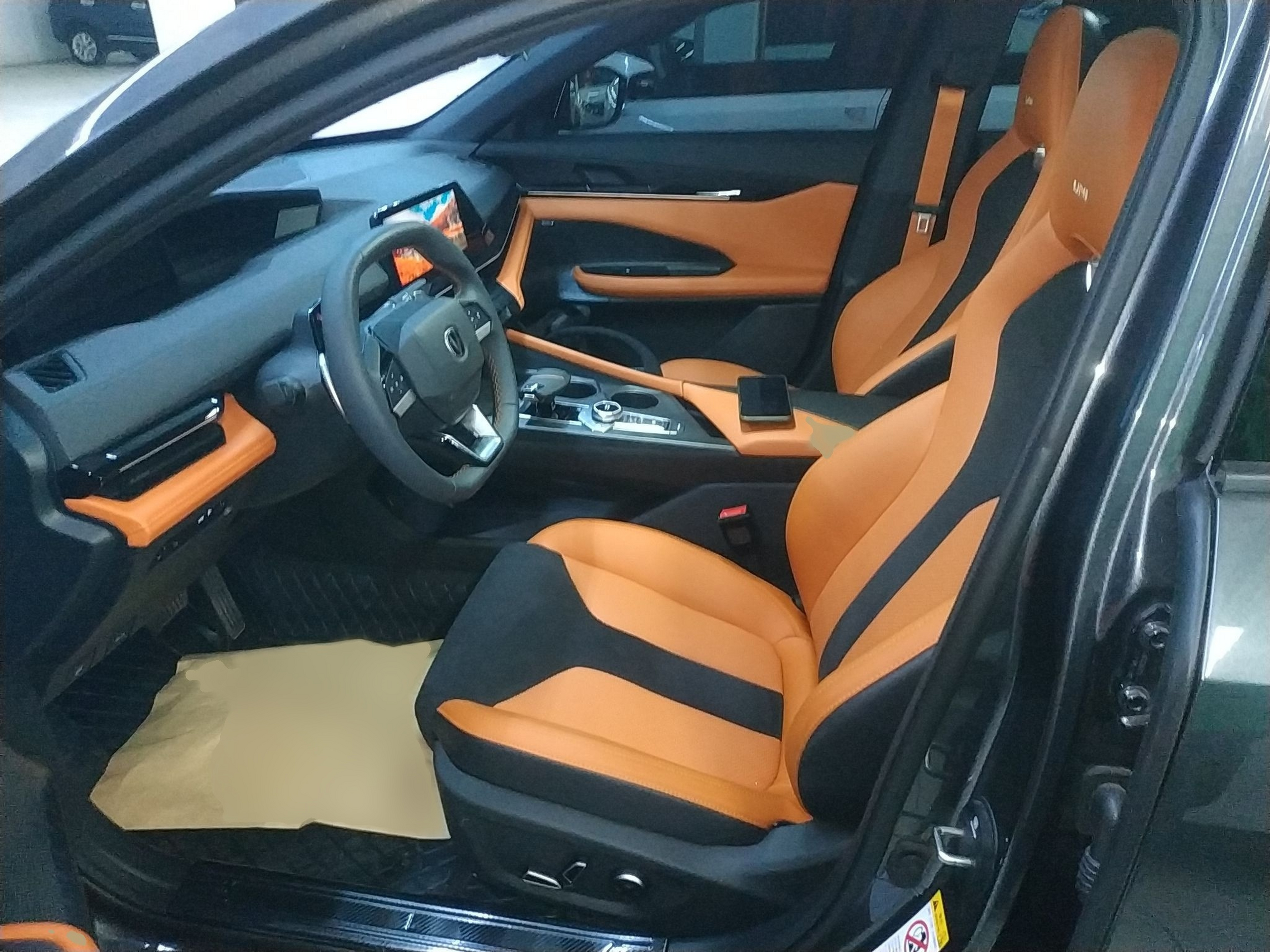 Переднее сиденье в автомобиле