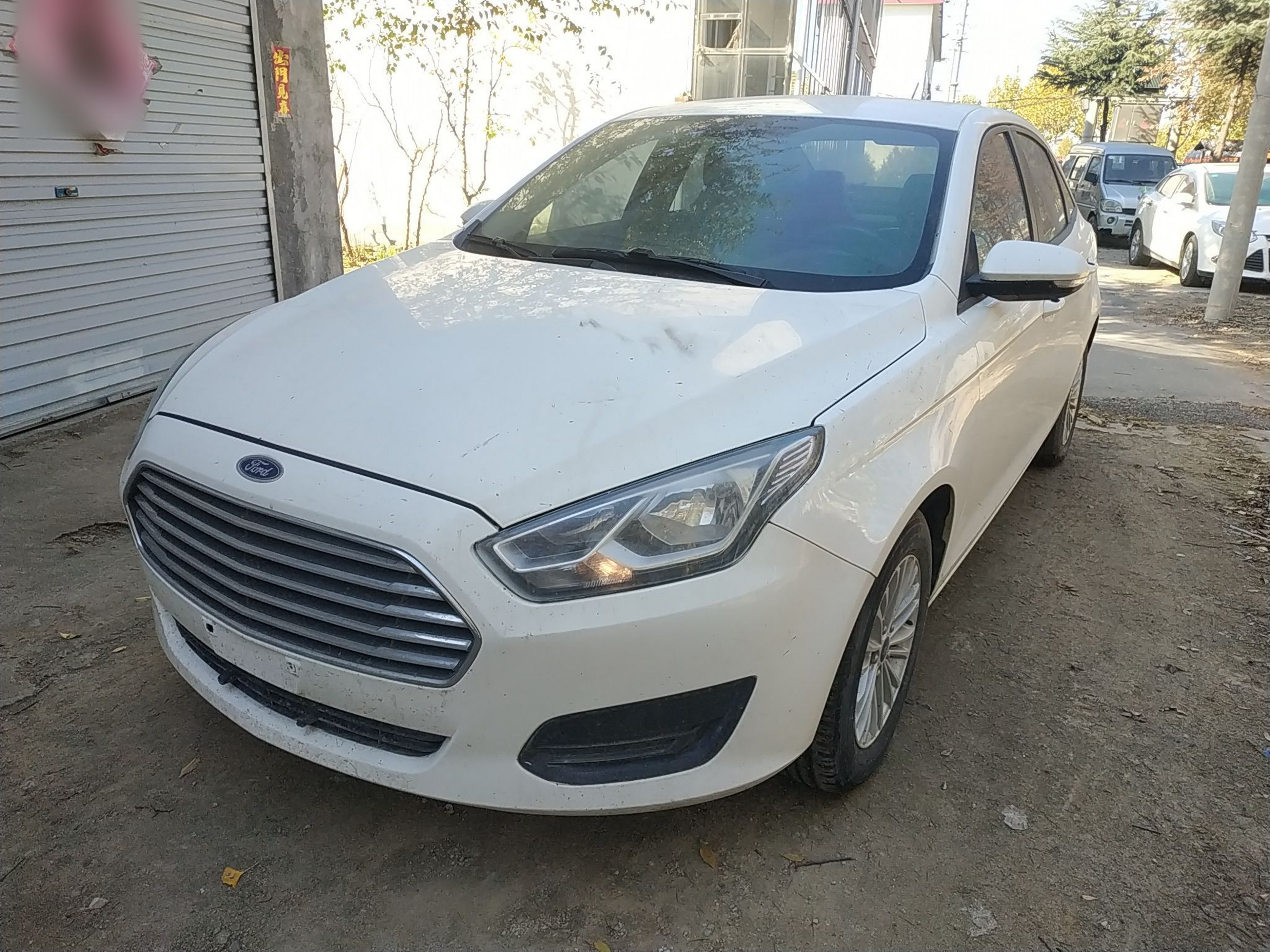 Под передней частью автомобиля