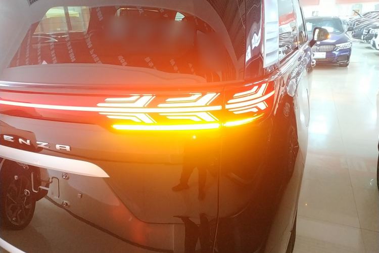 Used Denza D9 2025 DM-i Intelligent Drive 1020 Four-Wheel Drive Flagship Model