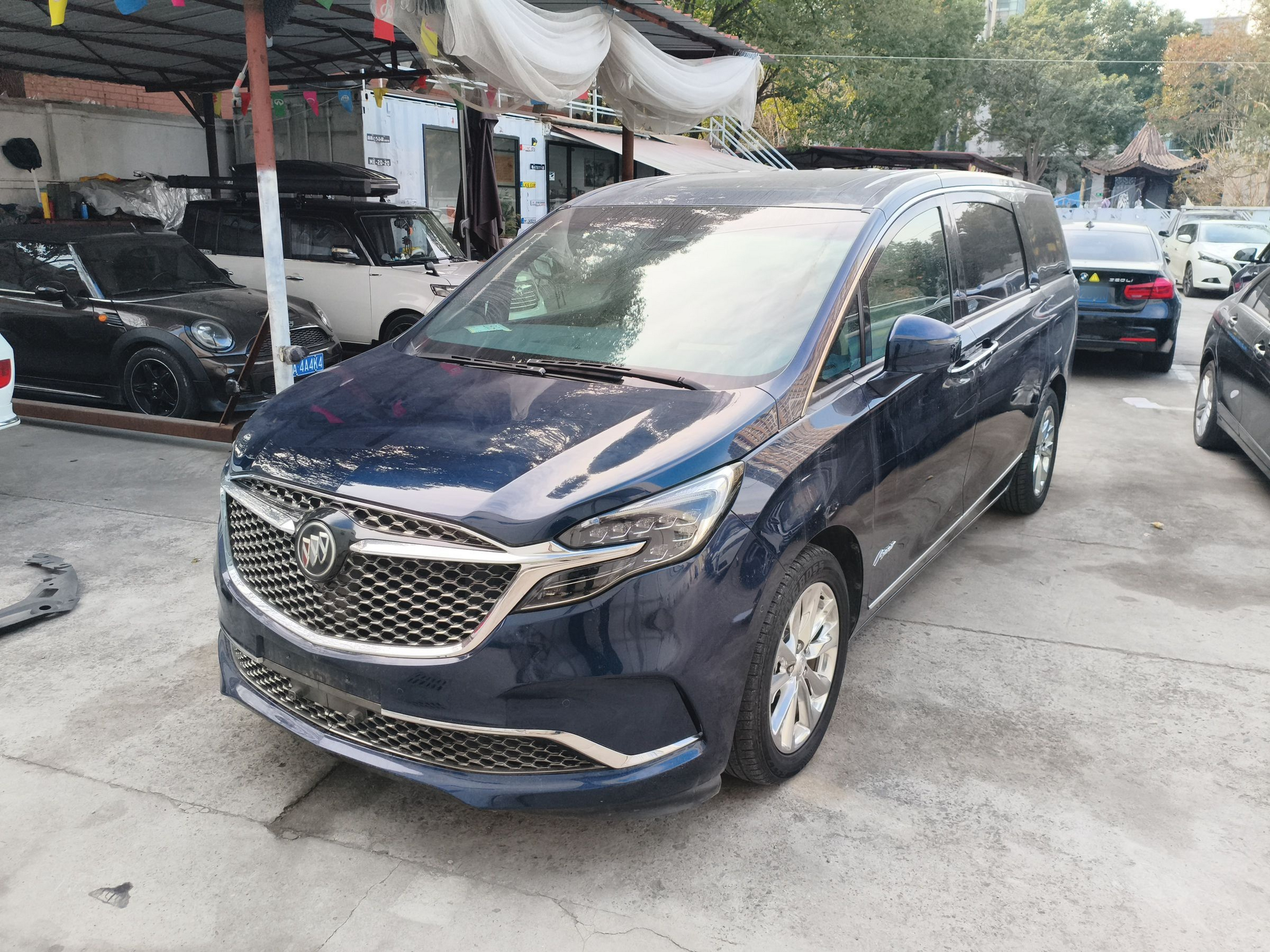 Под передней частью автомобиля