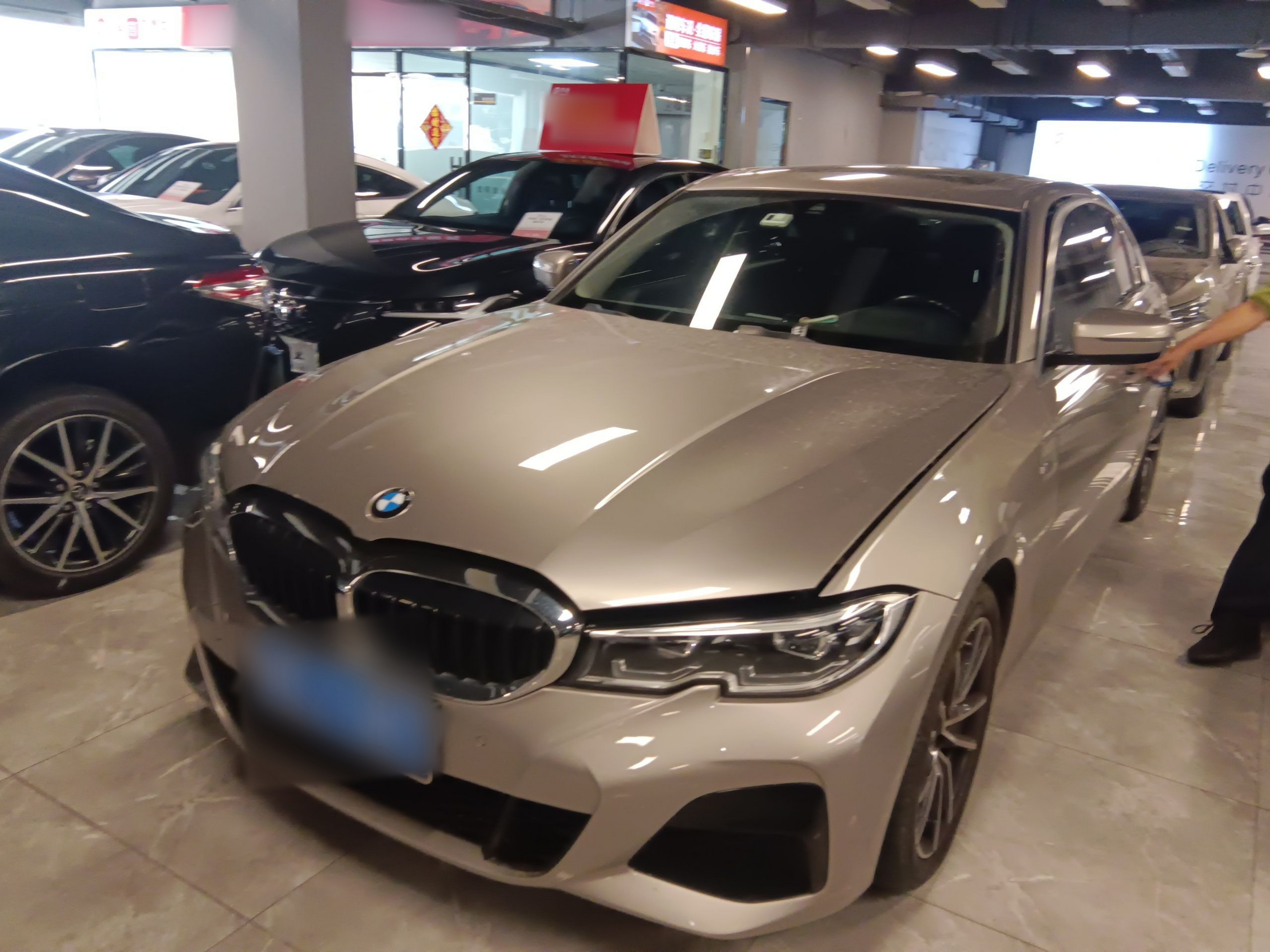 تحت مقدمة السيارة