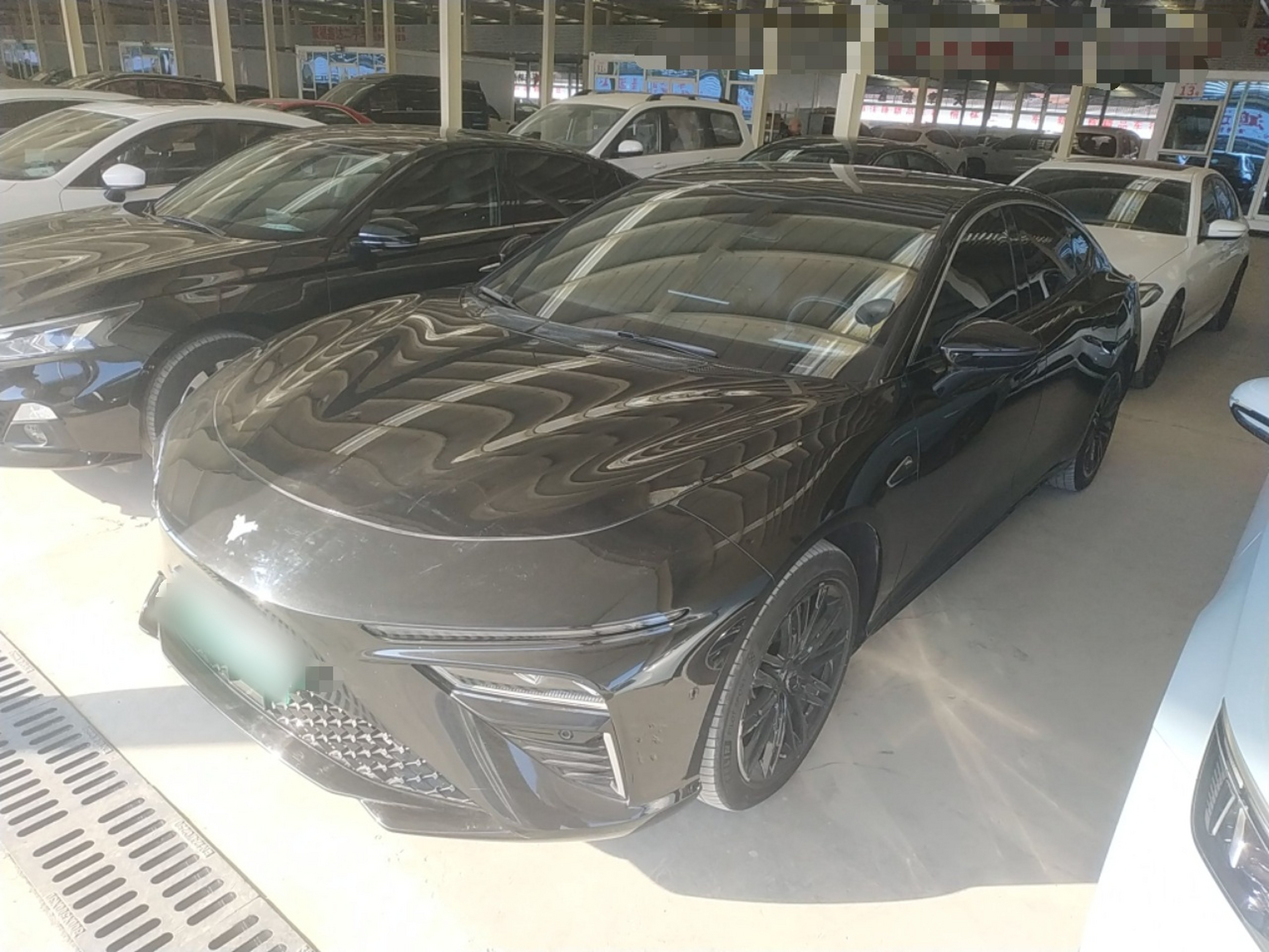 Под передней частью автомобиля