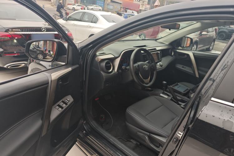 Used Toyota RAV4 2015 2.0L CVT Two-Wheel Drive Fashion Edition