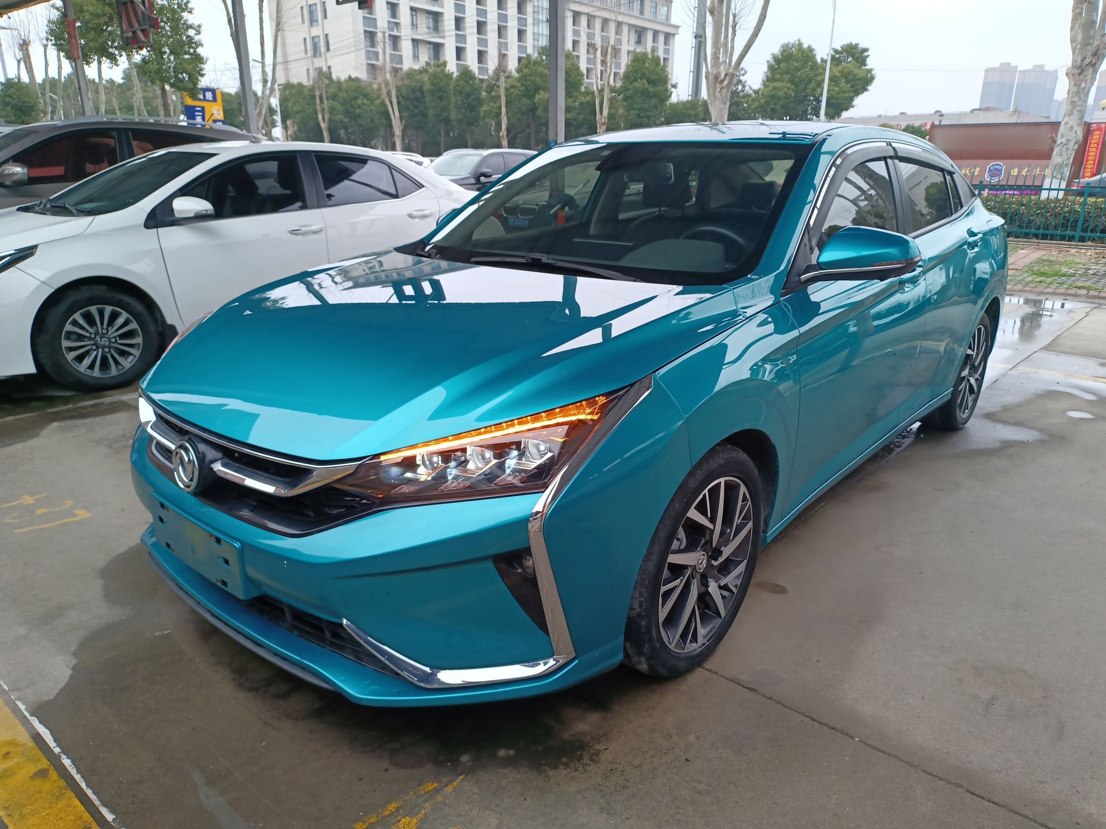 Под передней частью автомобиля