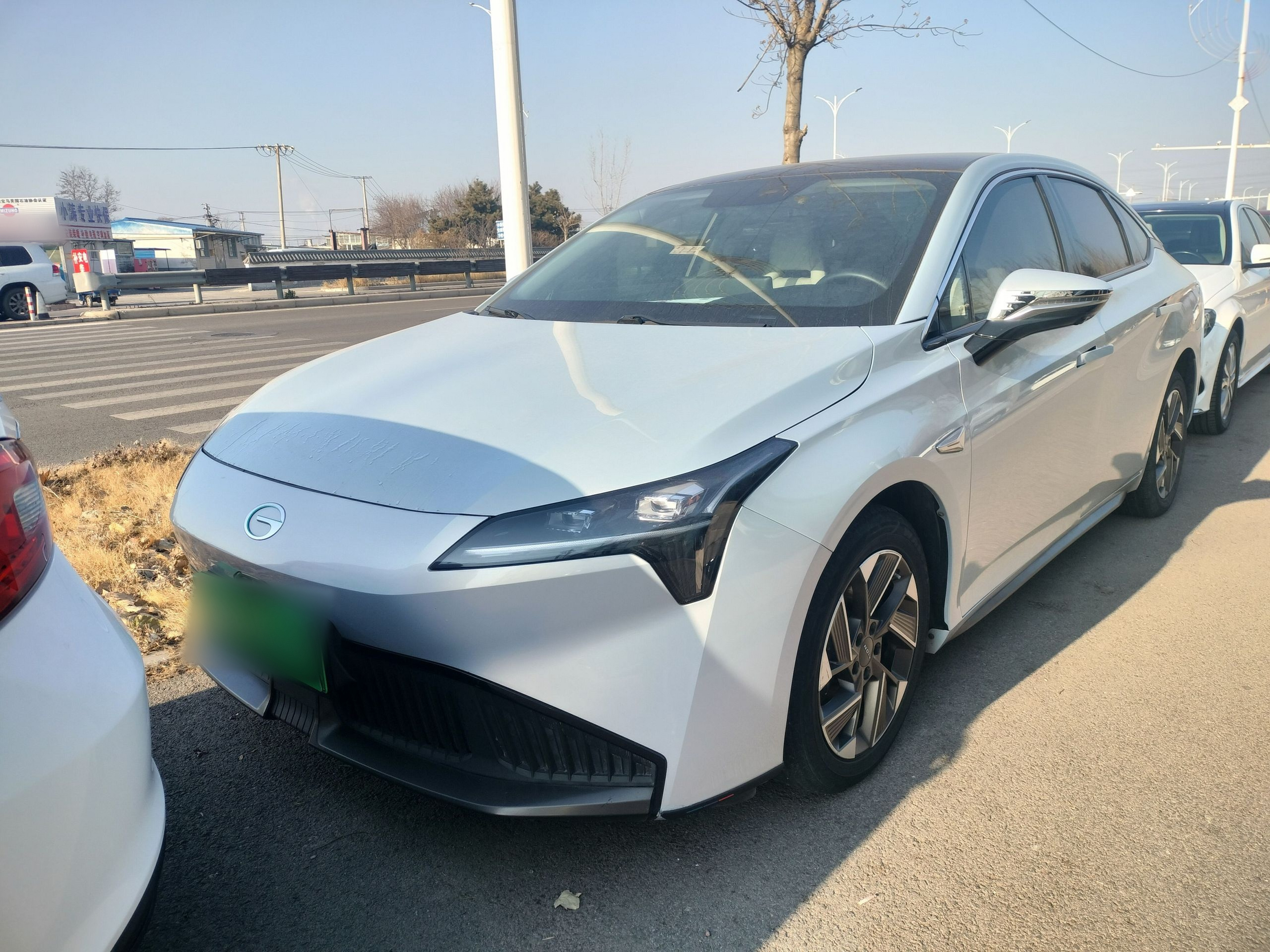 Под передней частью автомобиля