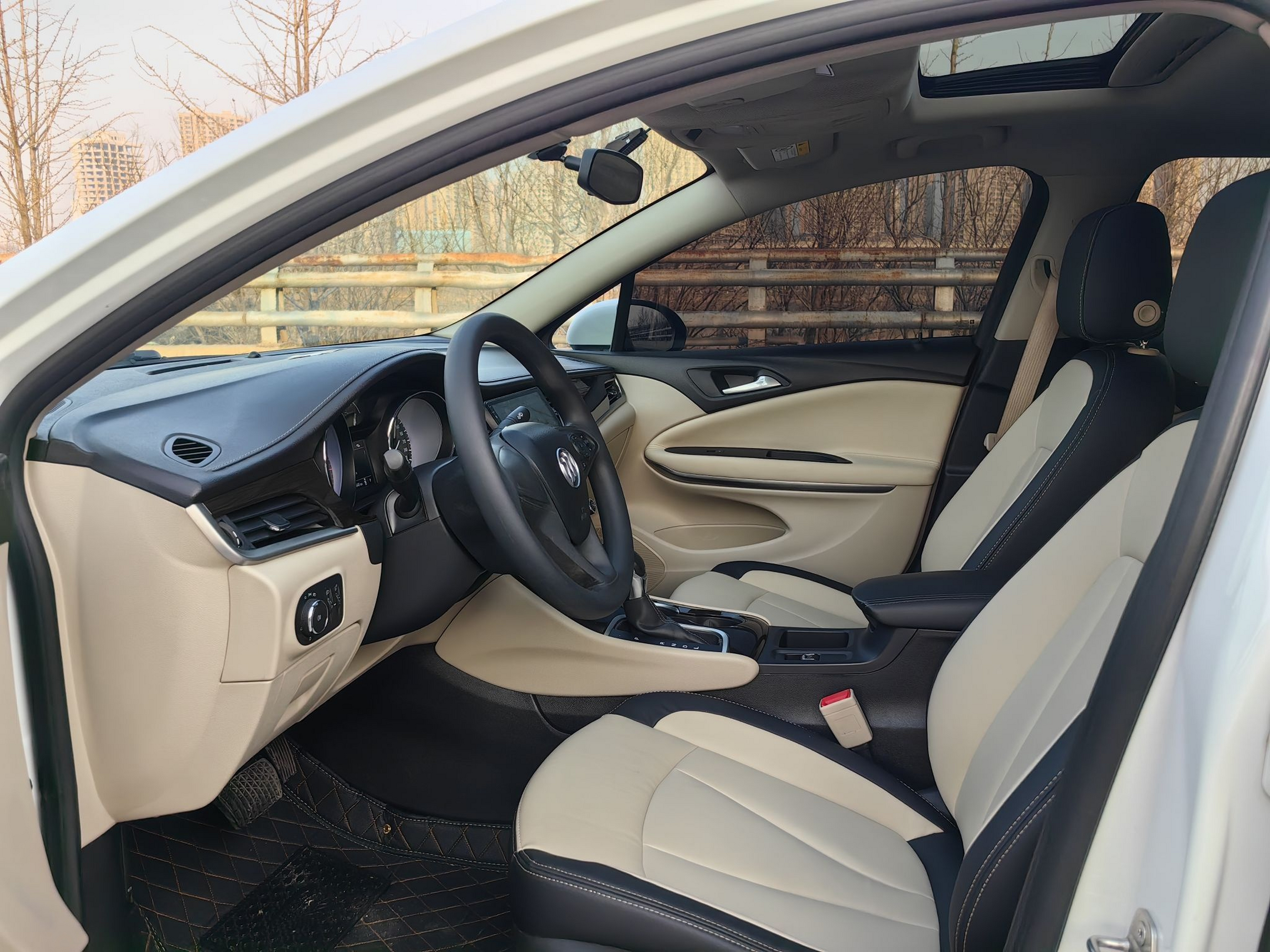 Переднее сиденье в автомобиле