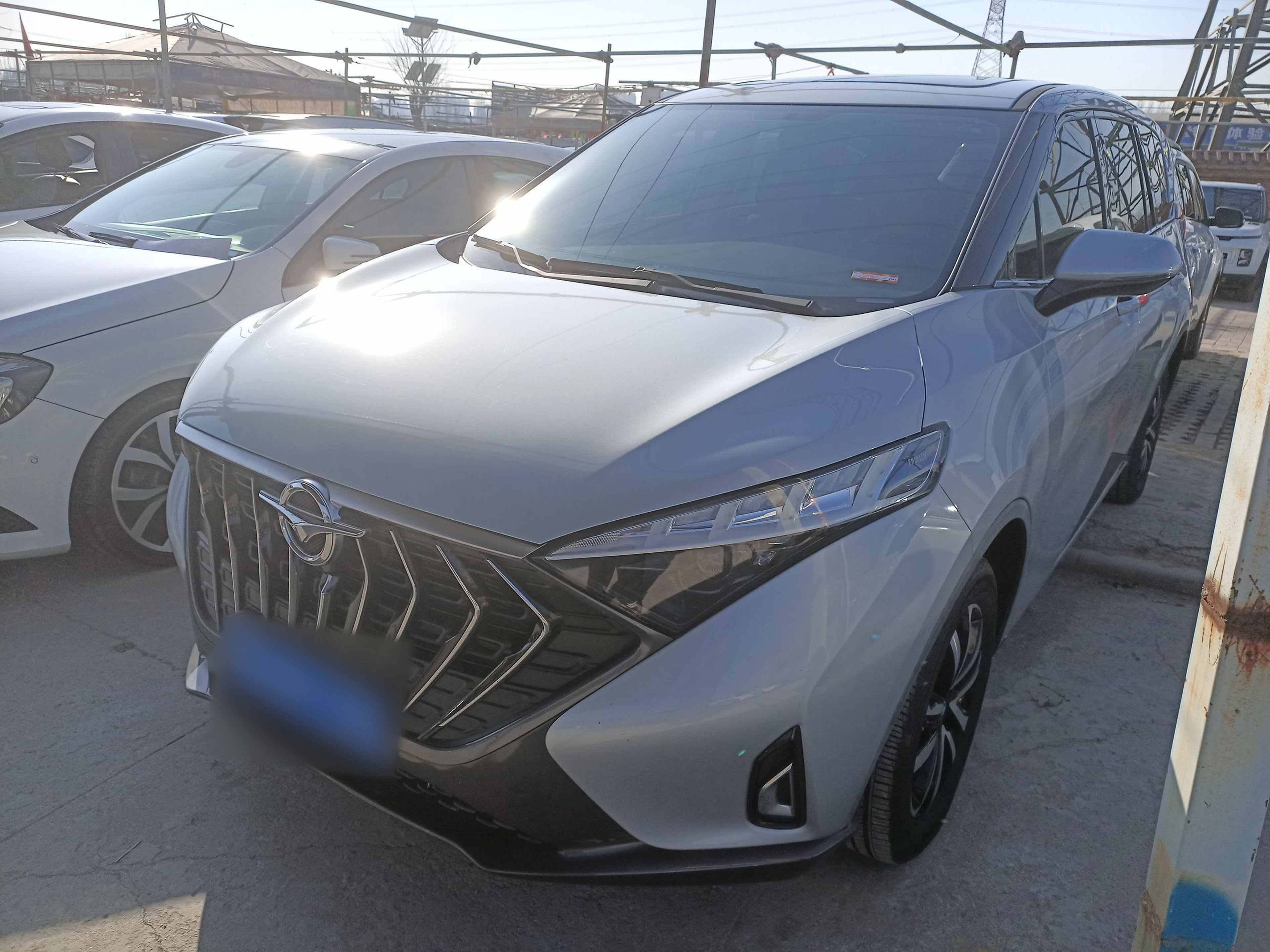 تحت مقدمة السيارة