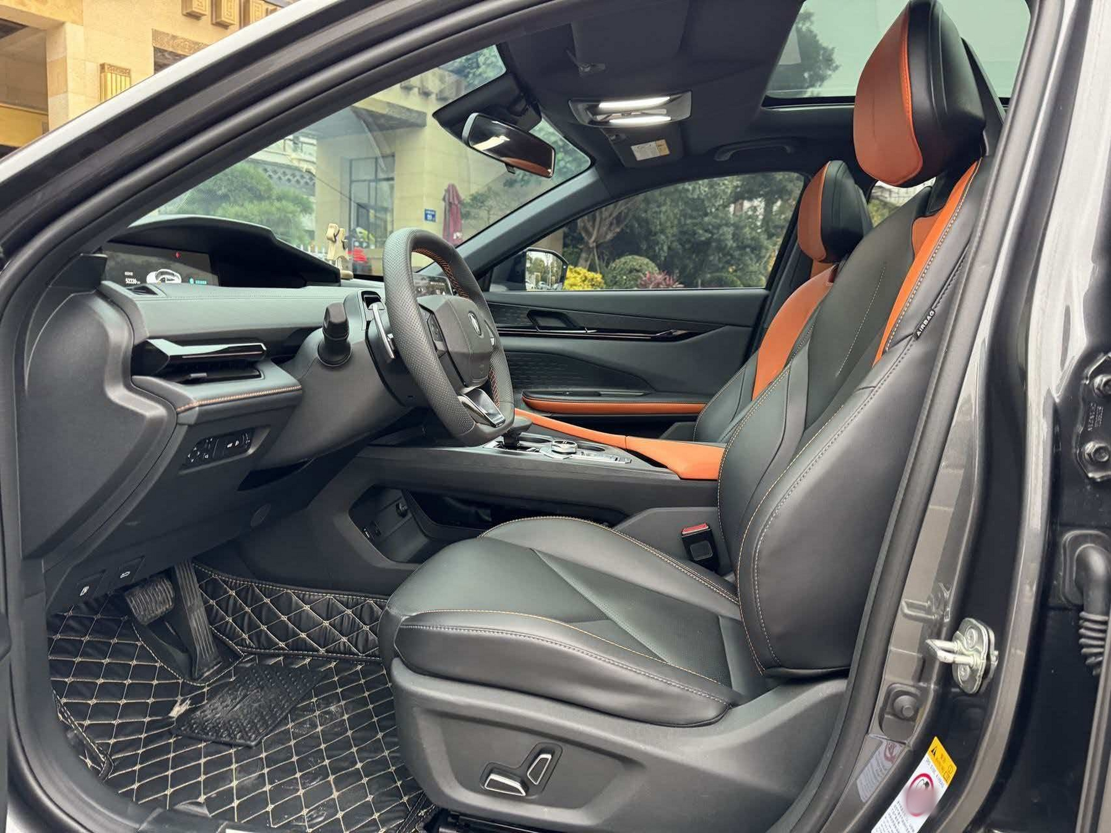 Переднее сиденье в автомобиле