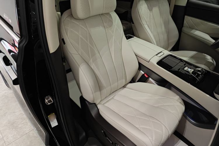 Used Denza D9 2025 DM-i Intelligent Drive 1020 Four-Wheel Drive Flagship Model