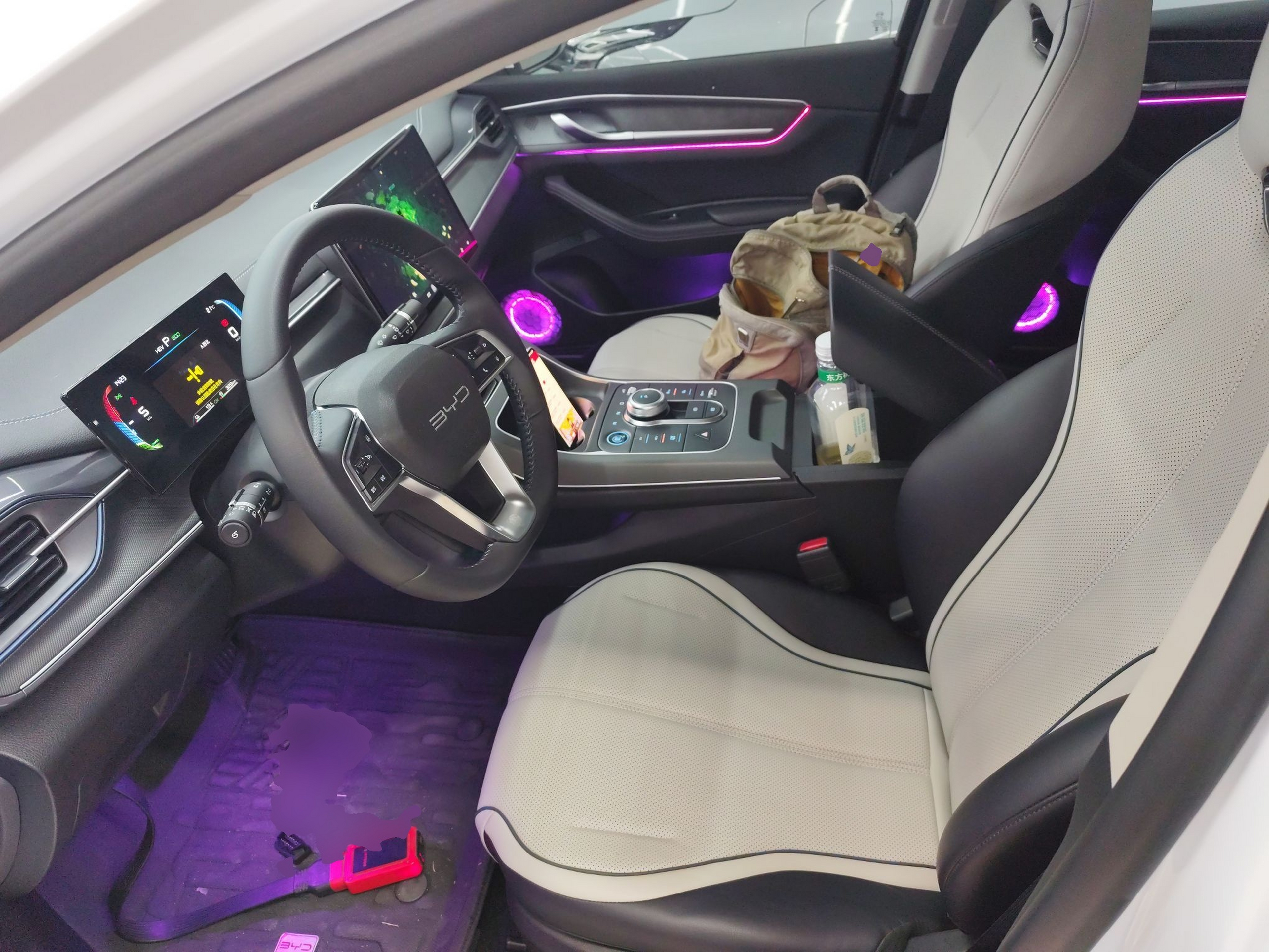 المقاعد الأمامية داخل السيارة