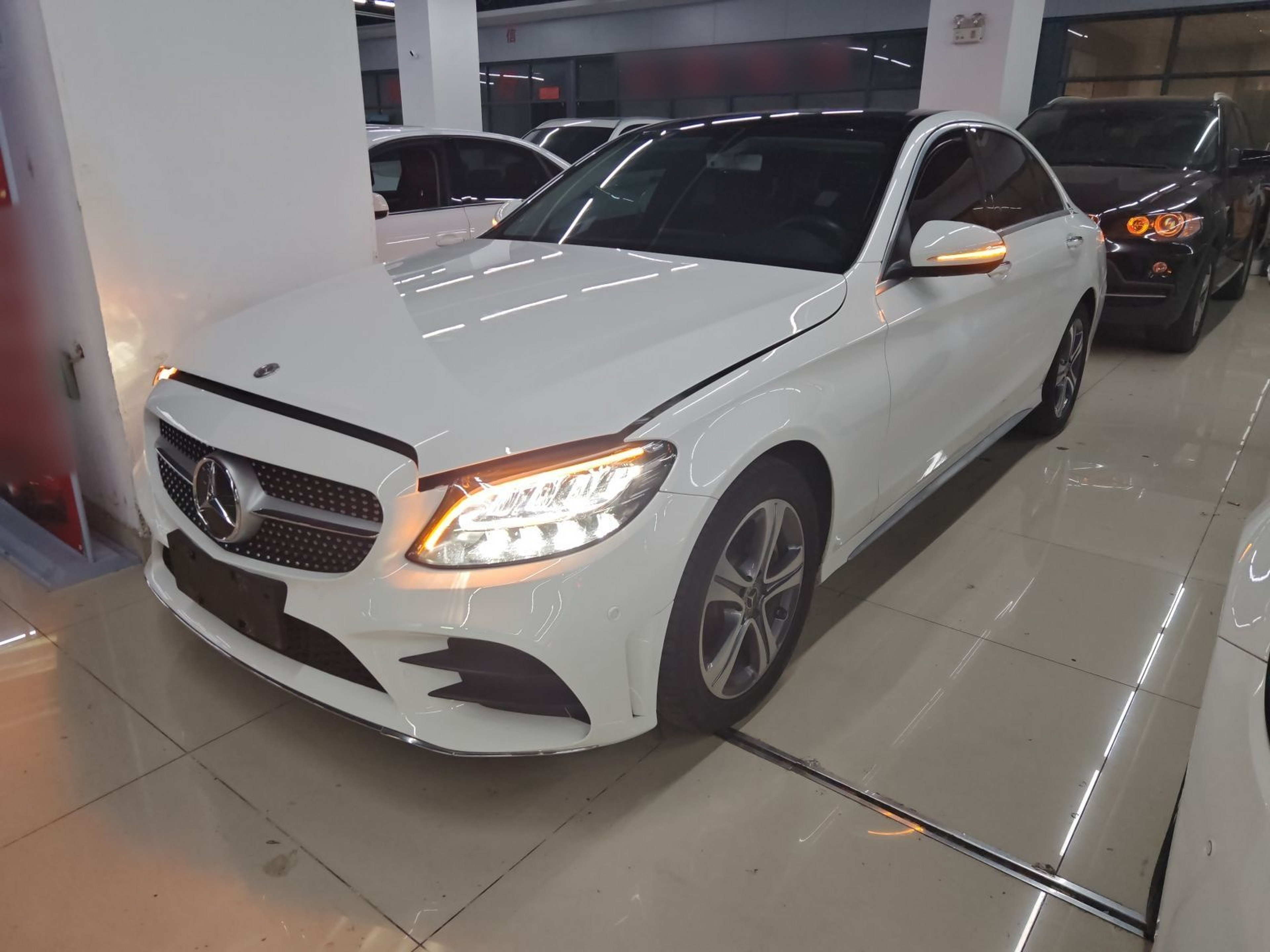 Под передней частью автомобиля