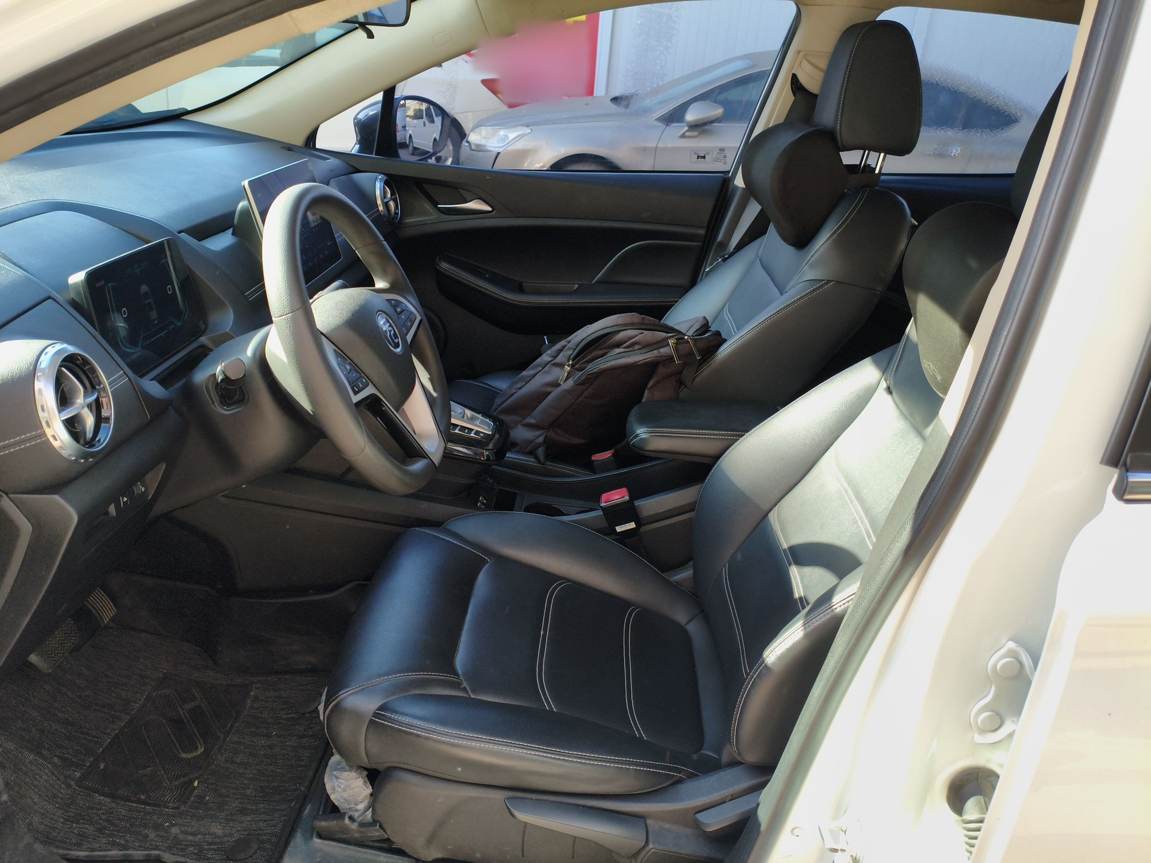 المقاعد الأمامية داخل السيارة