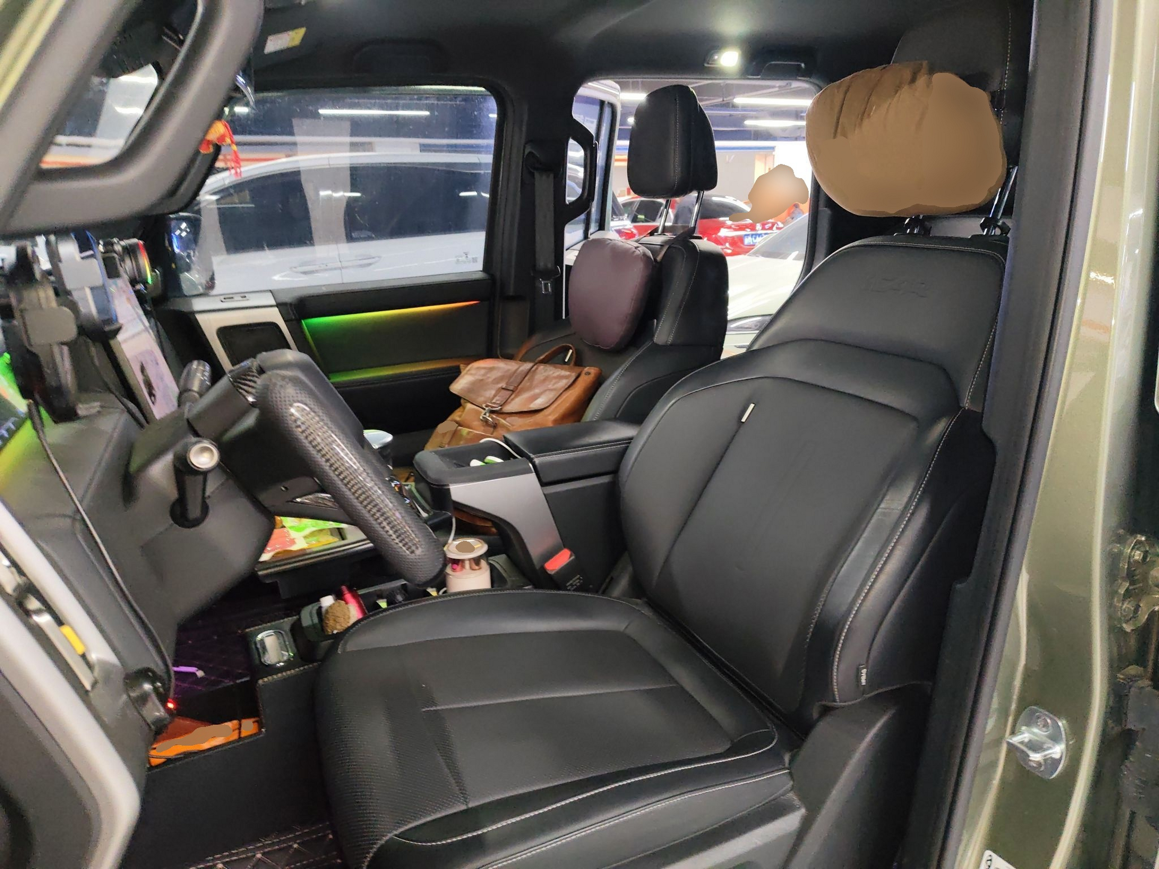 المقاعد الأمامية داخل السيارة