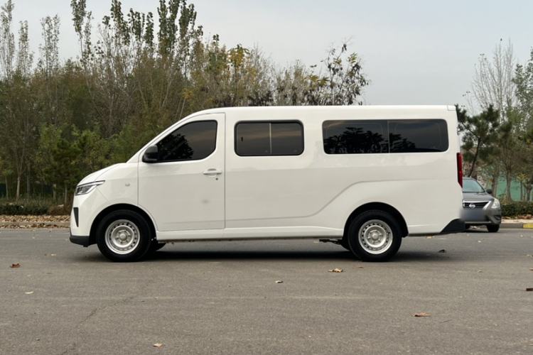 Used Wuling Yangguang 2024 300KM Comfort Version Passenger Van 75kW
