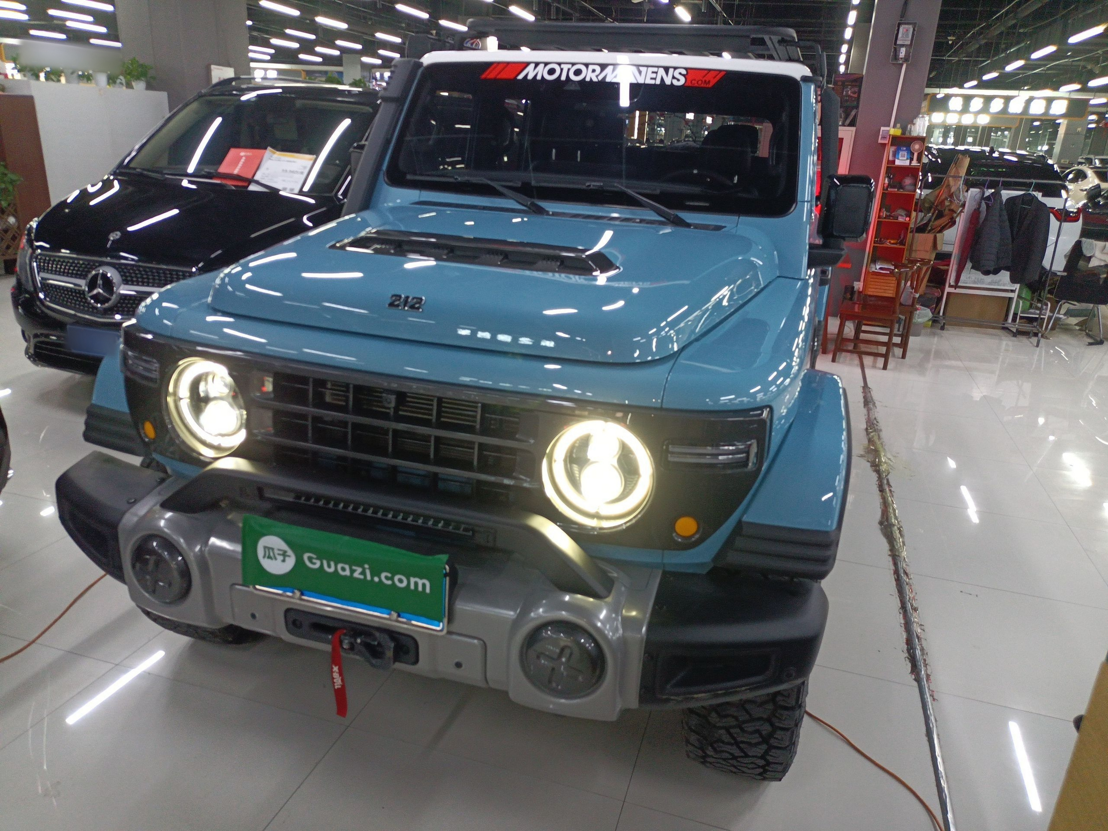 تحت مقدمة السيارة