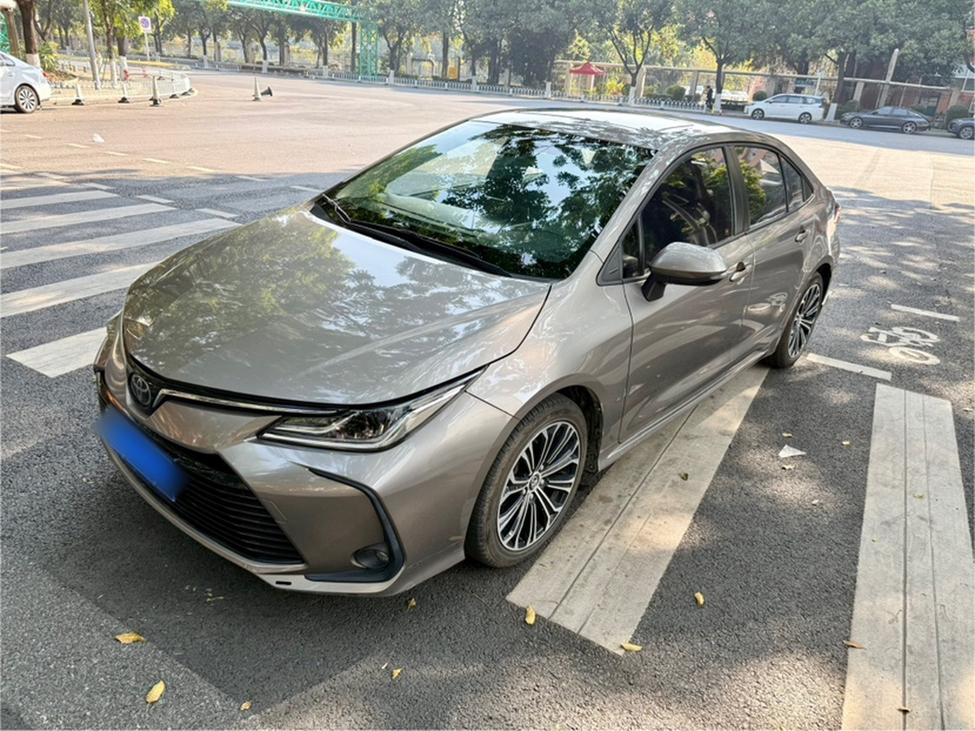 Под передней частью автомобиля