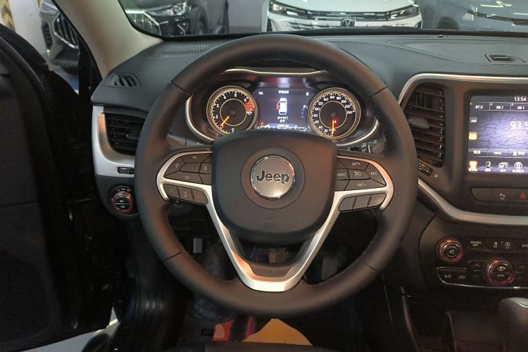 Used  Cherokee 2020 2.0L Two-Wheel Drive Classic Sports Edition