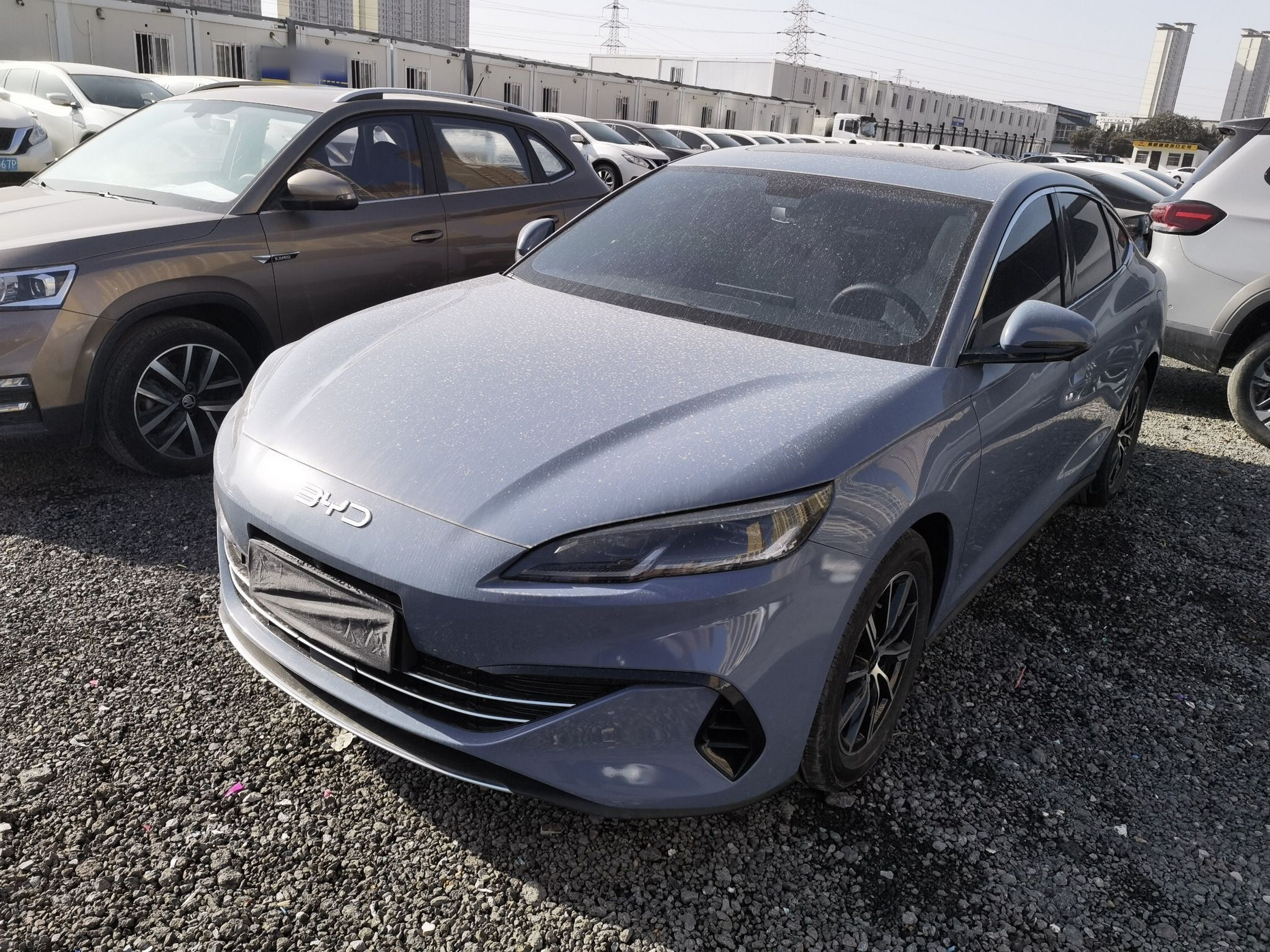 Под передней частью автомобиля