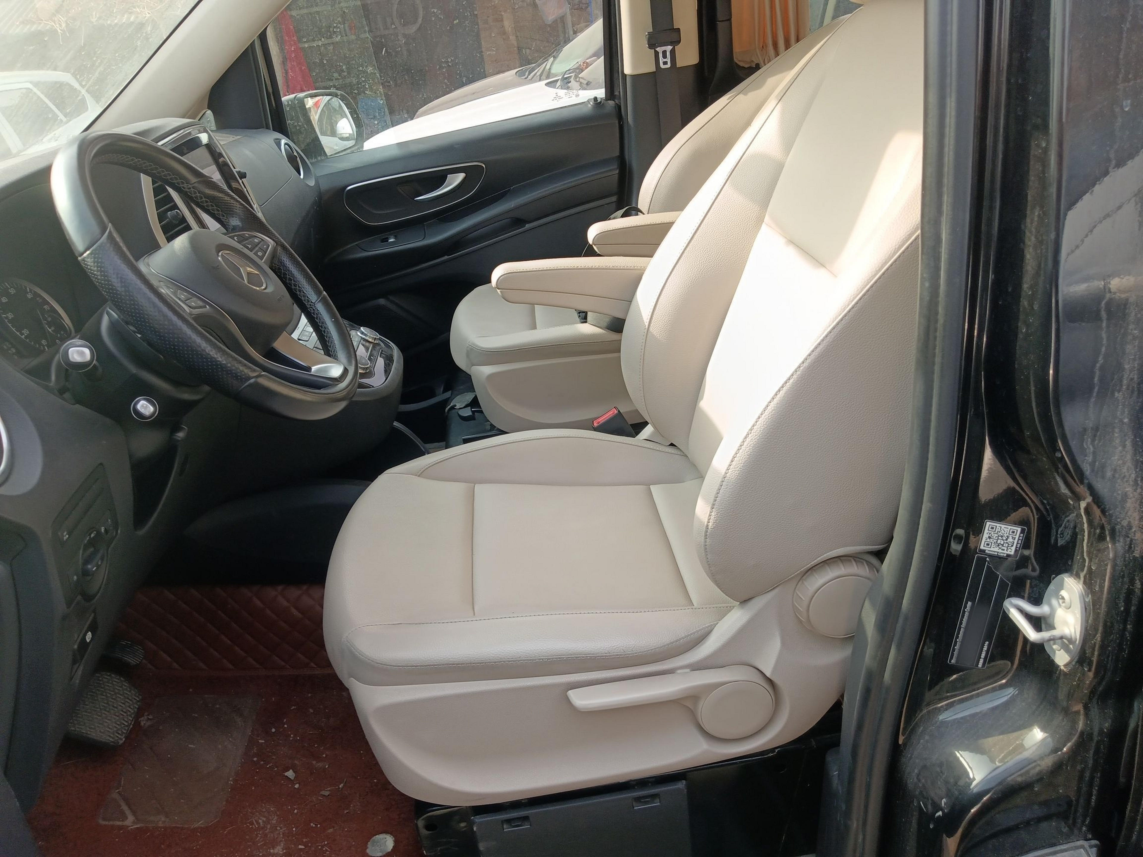 Переднее сиденье в автомобиле