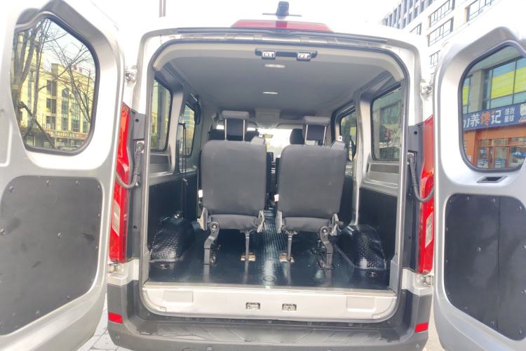 Used SAIC MAXUS Xintu V90 2022 2.0T Manual Zhiyun King Rear-Drive Short Wheelbase Mid-Roof Design with Single Rear Tire and 6 Seats