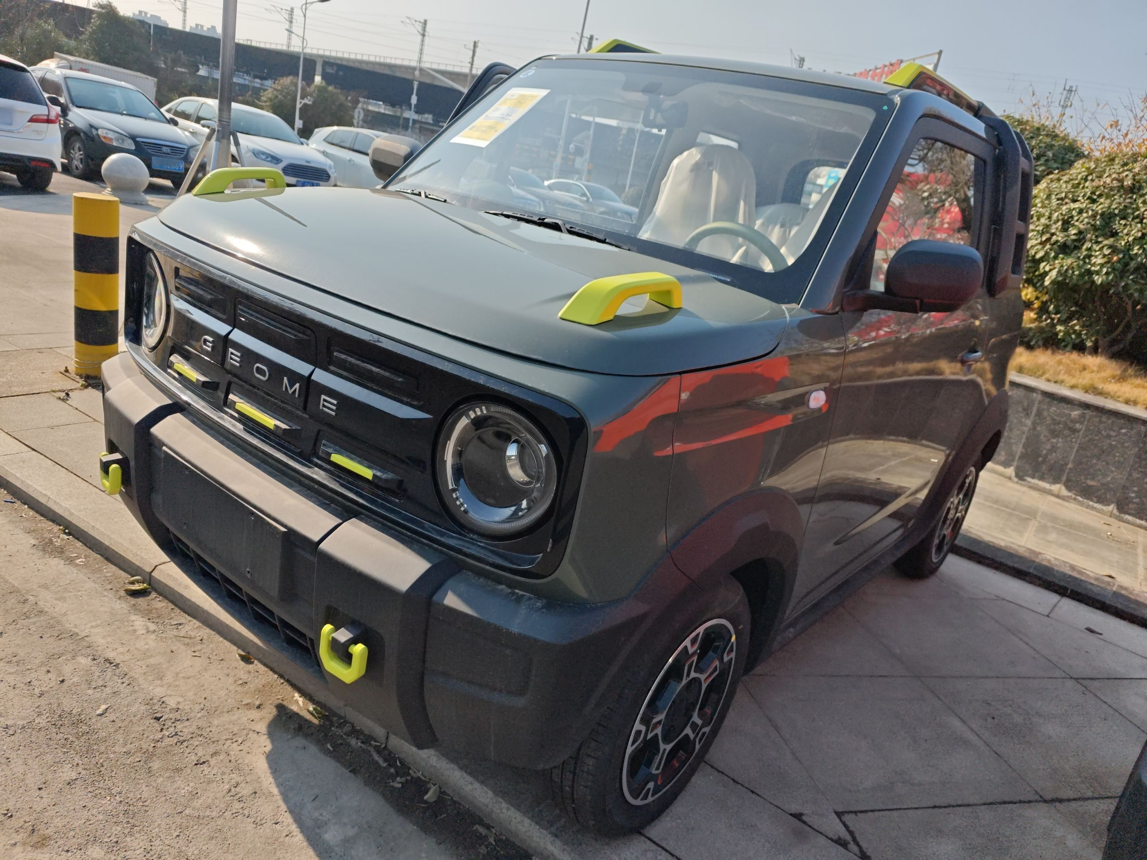 تحت مقدمة السيارة