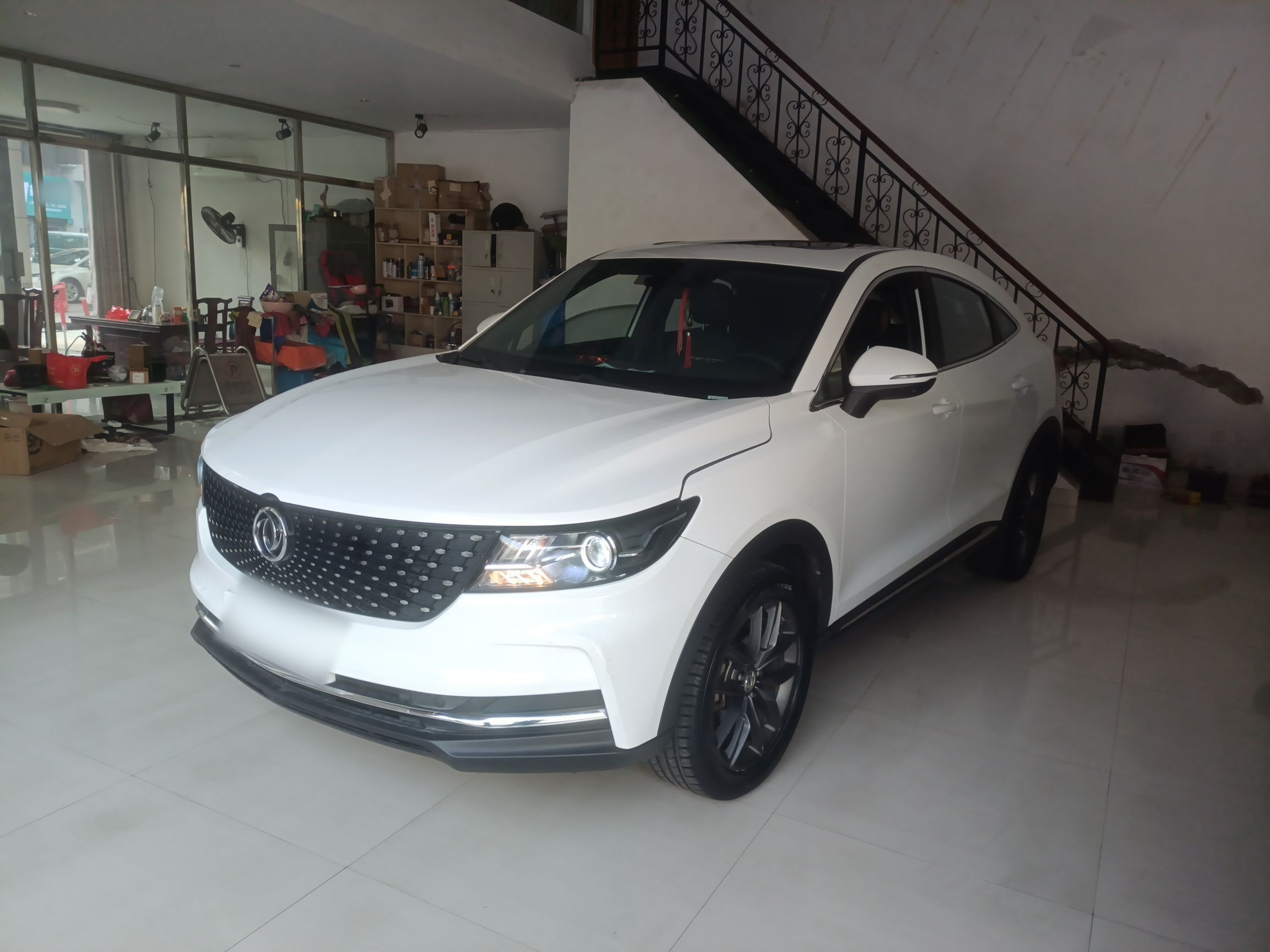 تحت مقدمة السيارة