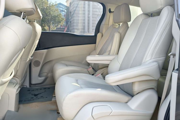 Used Buick GL8 2023 Land Executive Class Comfort Model