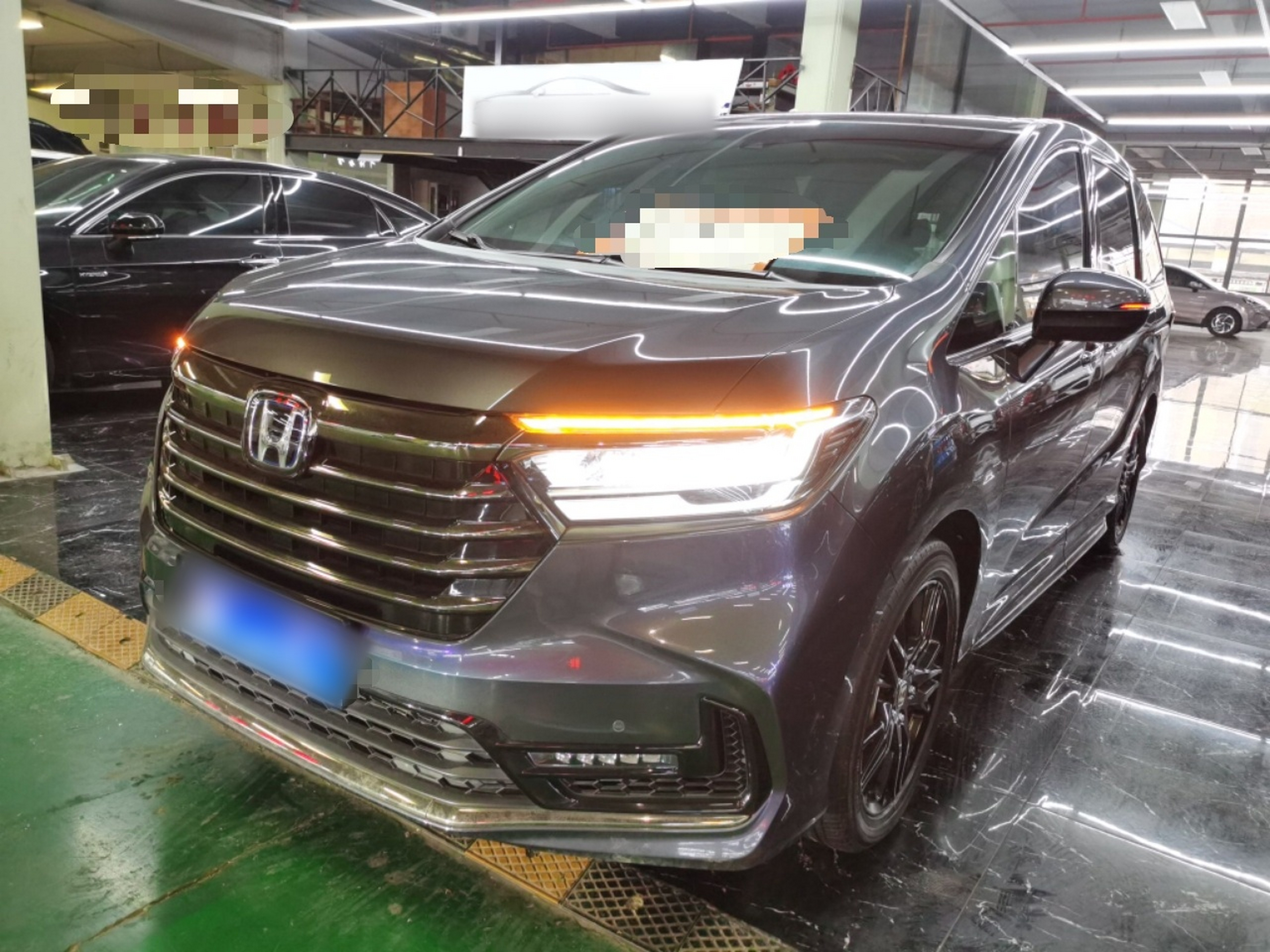 Под передней частью автомобиля