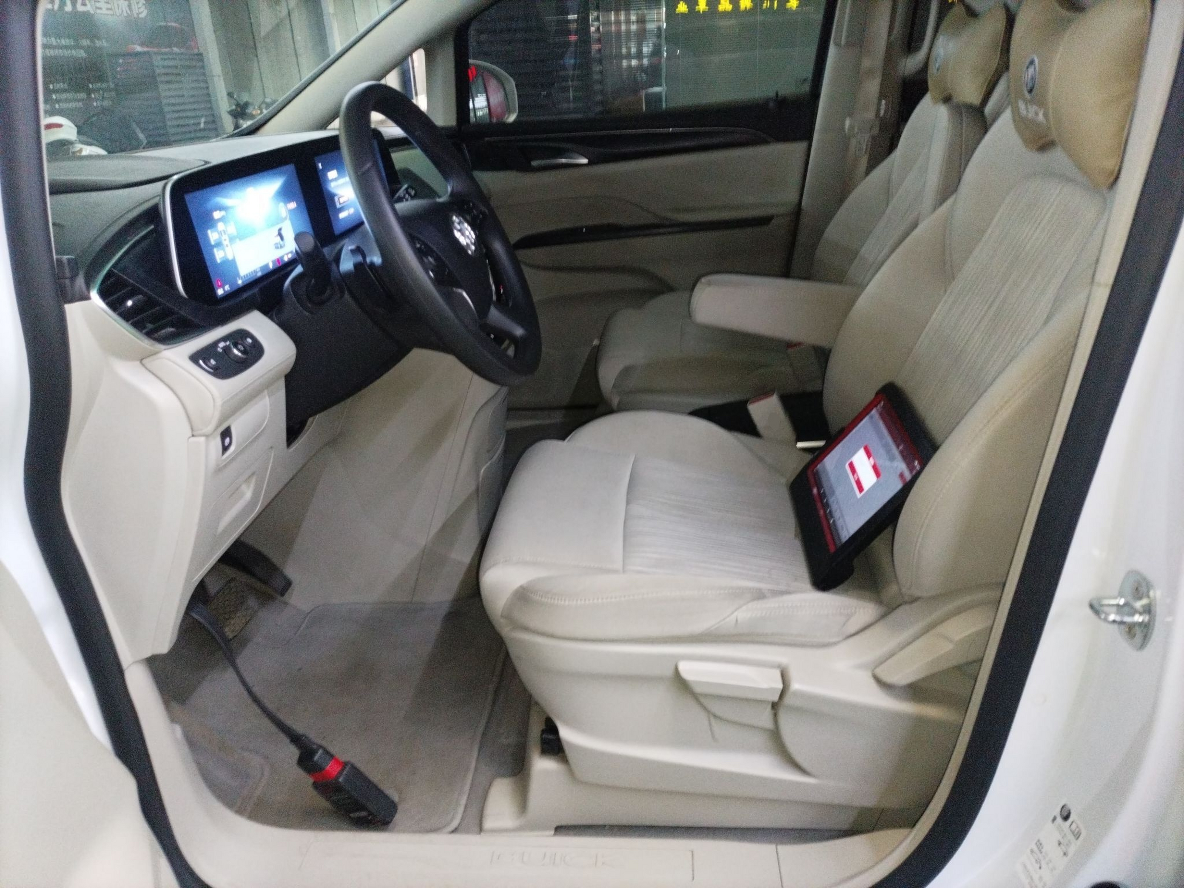 المقاعد الأمامية داخل السيارة