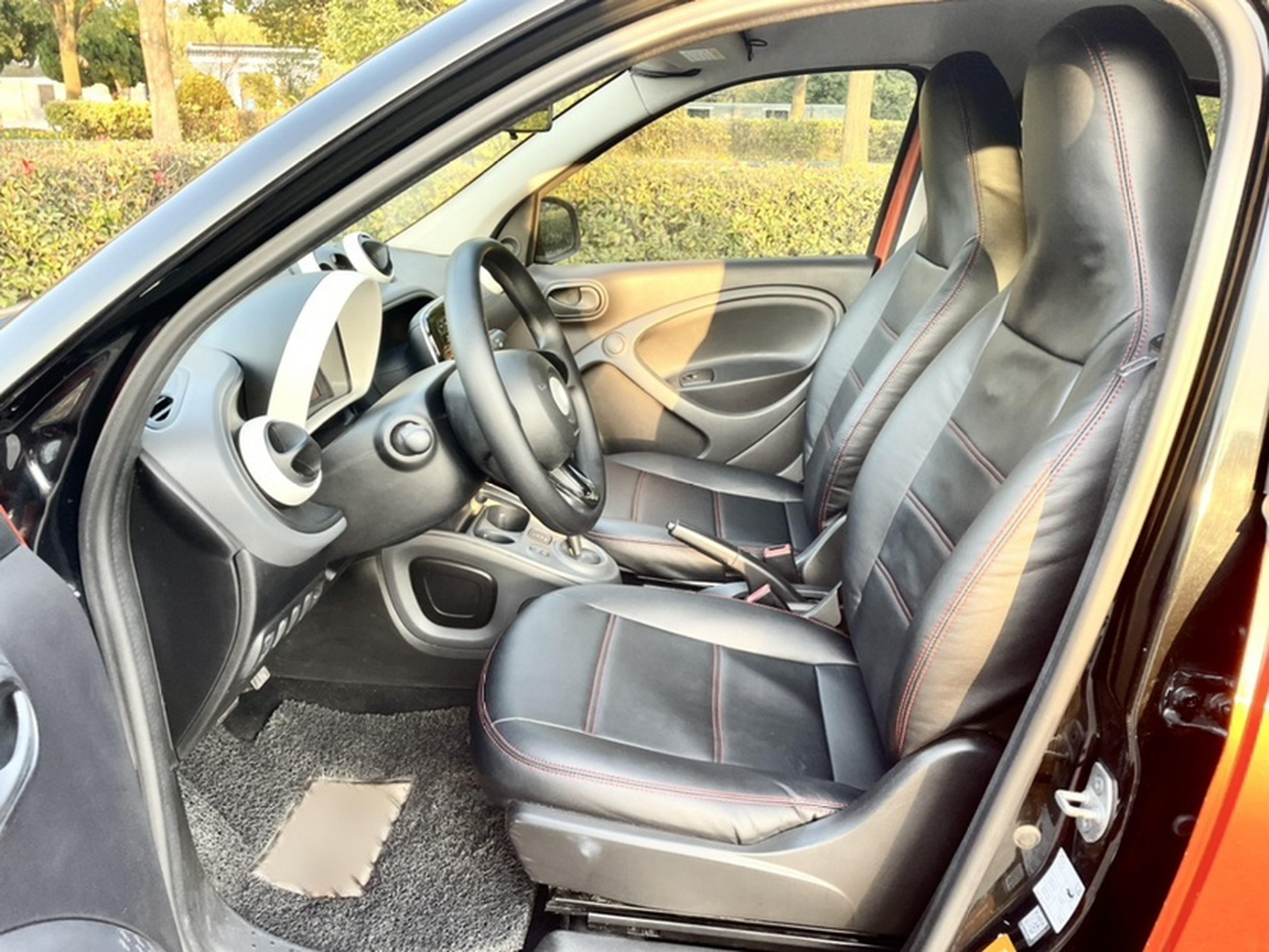 Переднее сиденье в автомобиле