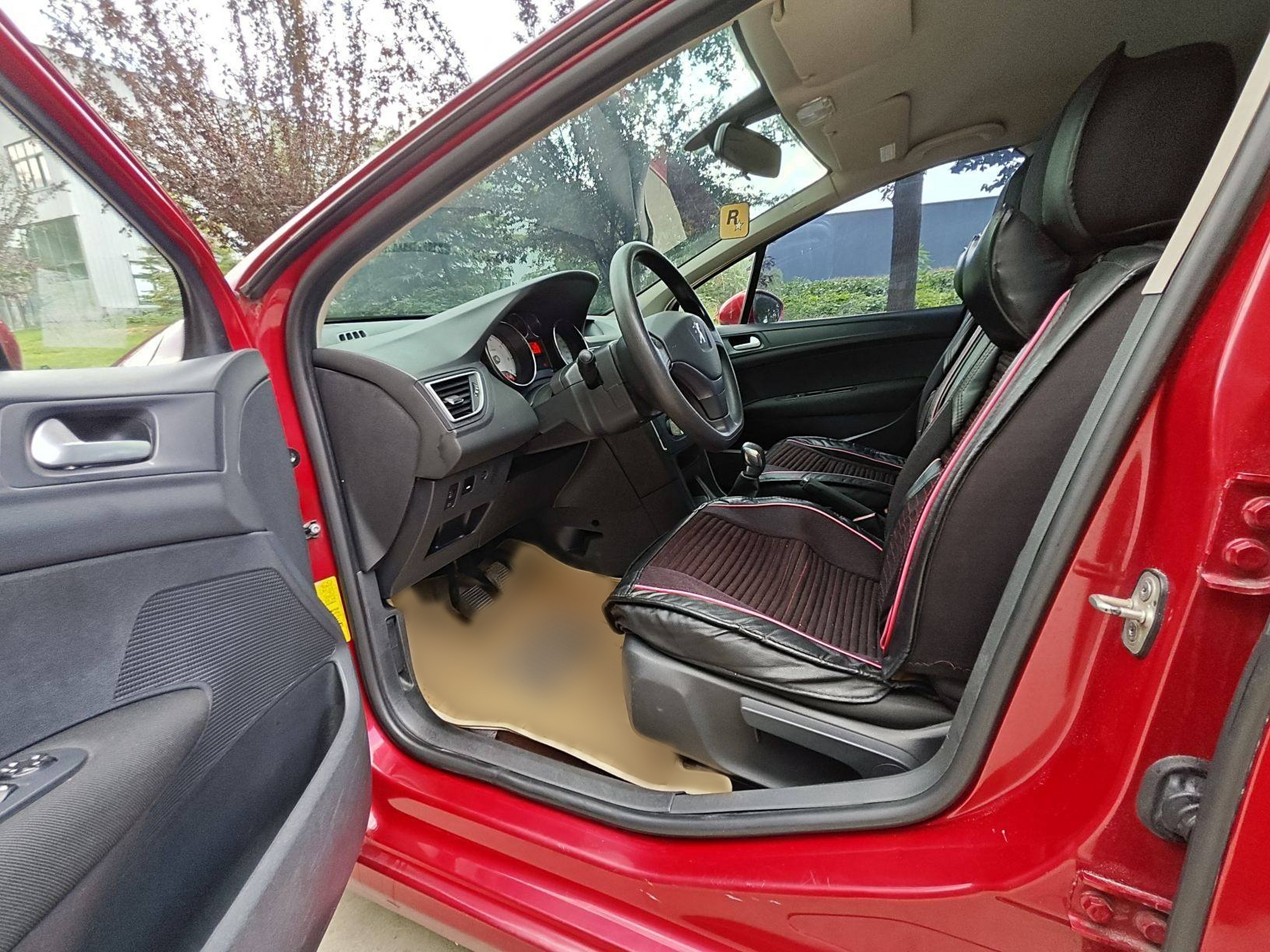 Переднее сиденье в автомобиле