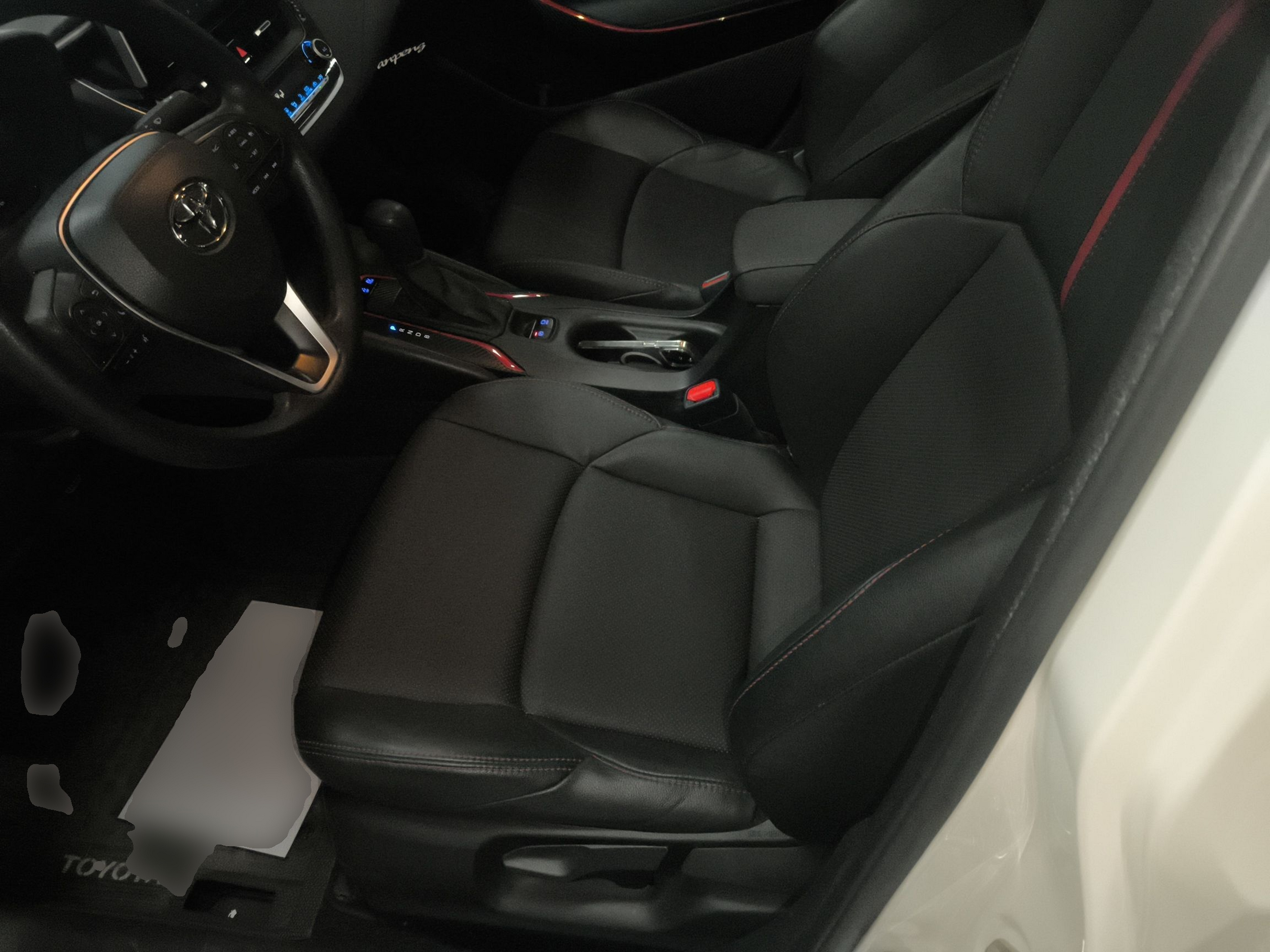 المقاعد الأمامية داخل السيارة