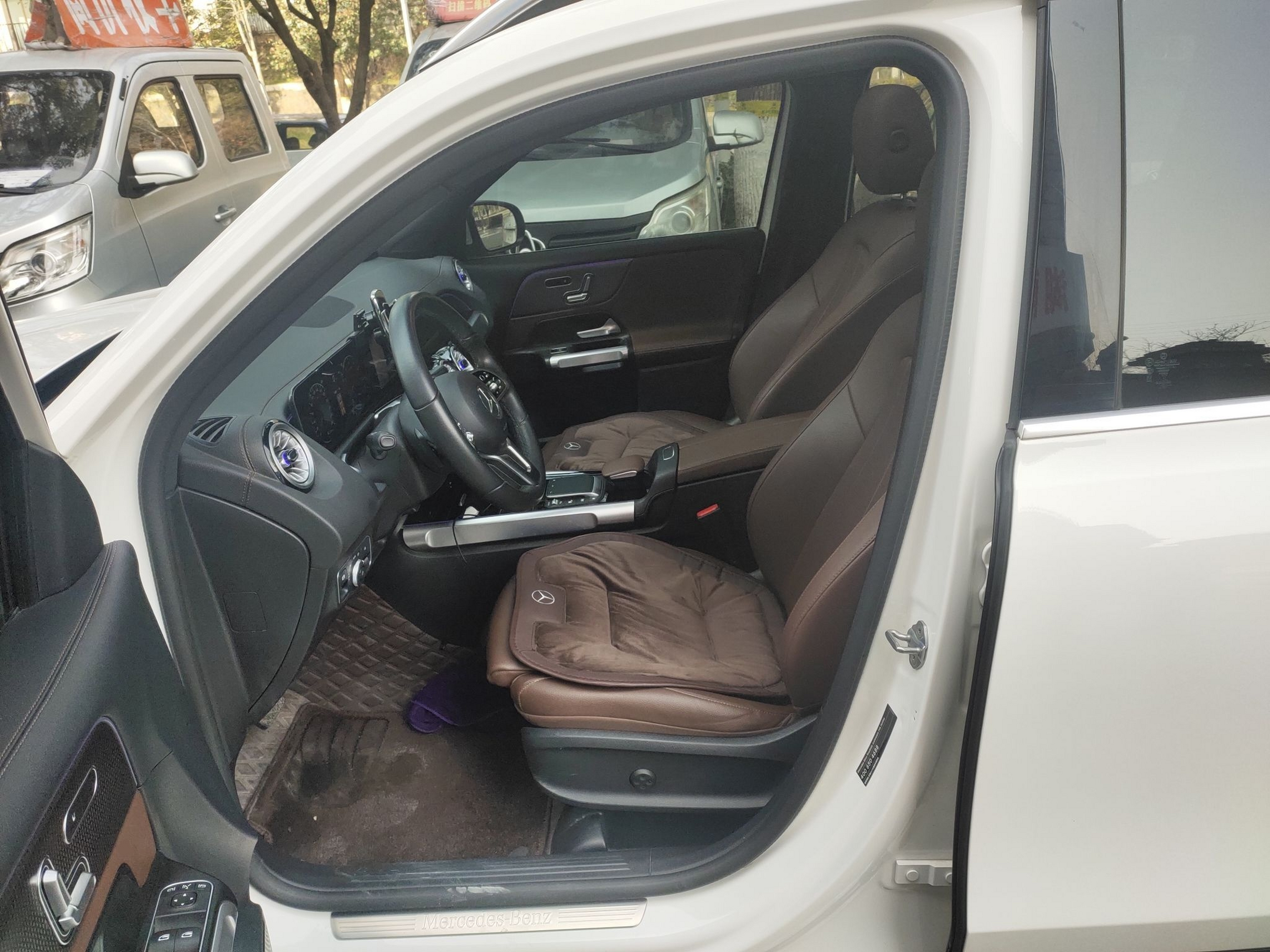 Переднее сиденье в автомобиле