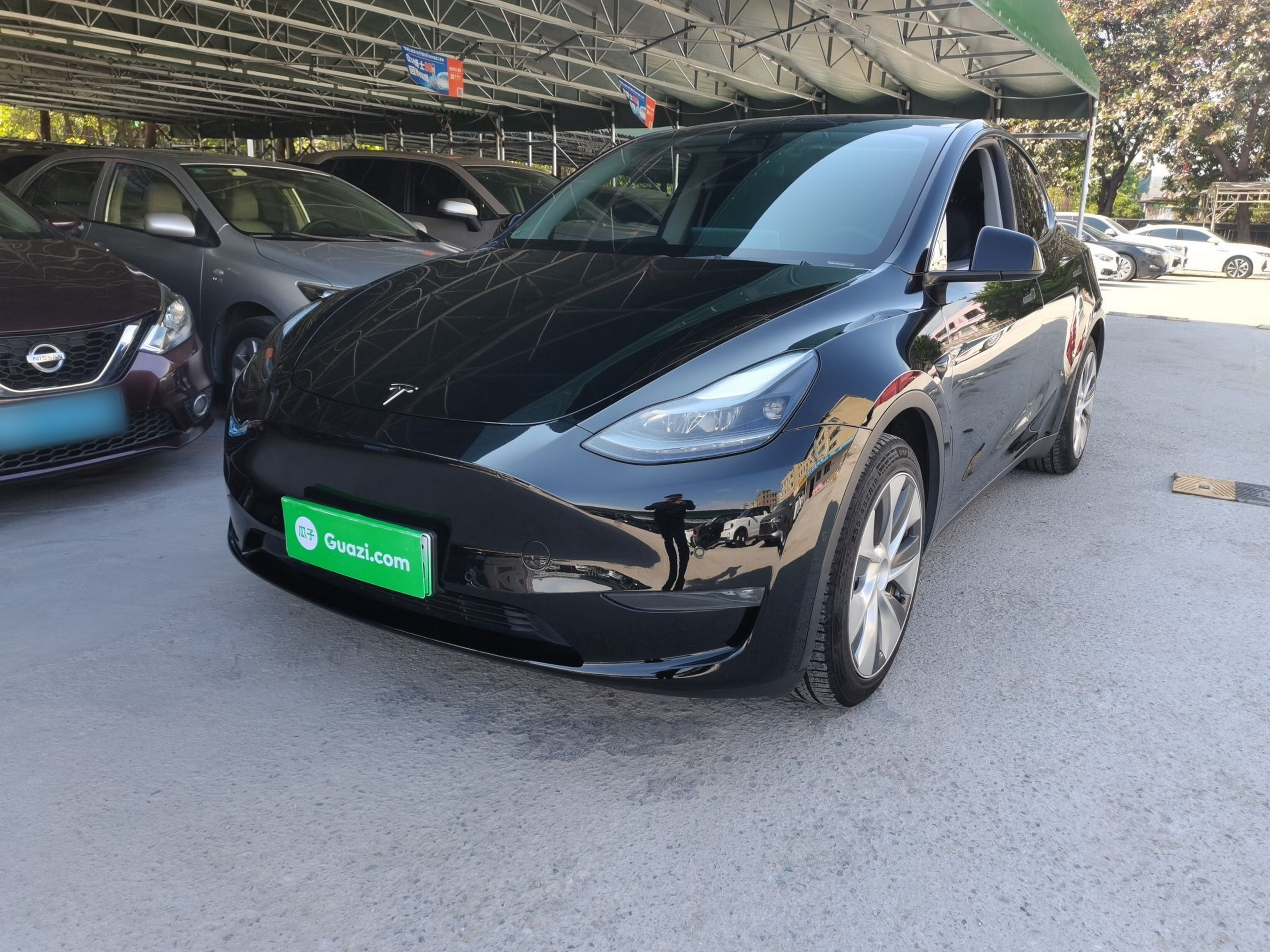 Под передней частью автомобиля