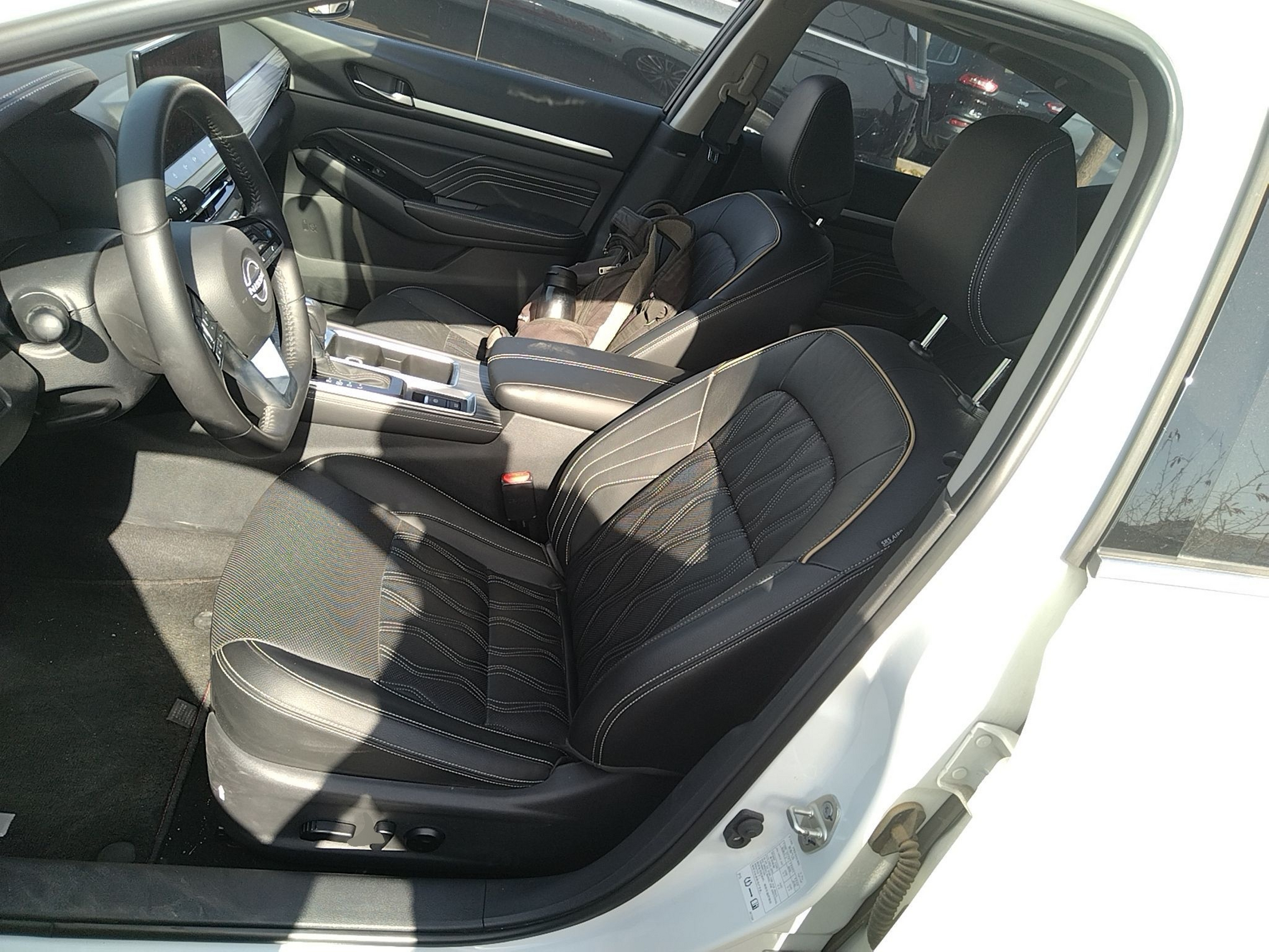 Переднее сиденье в автомобиле