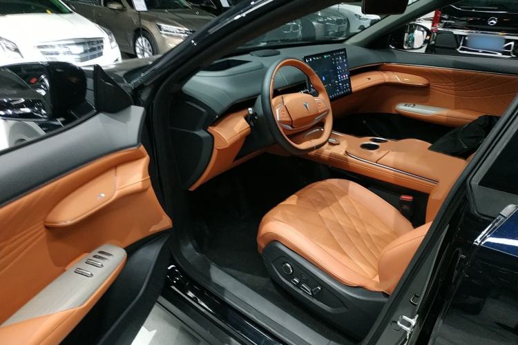 Used  S07 2023 200Max Range-Extended Version
