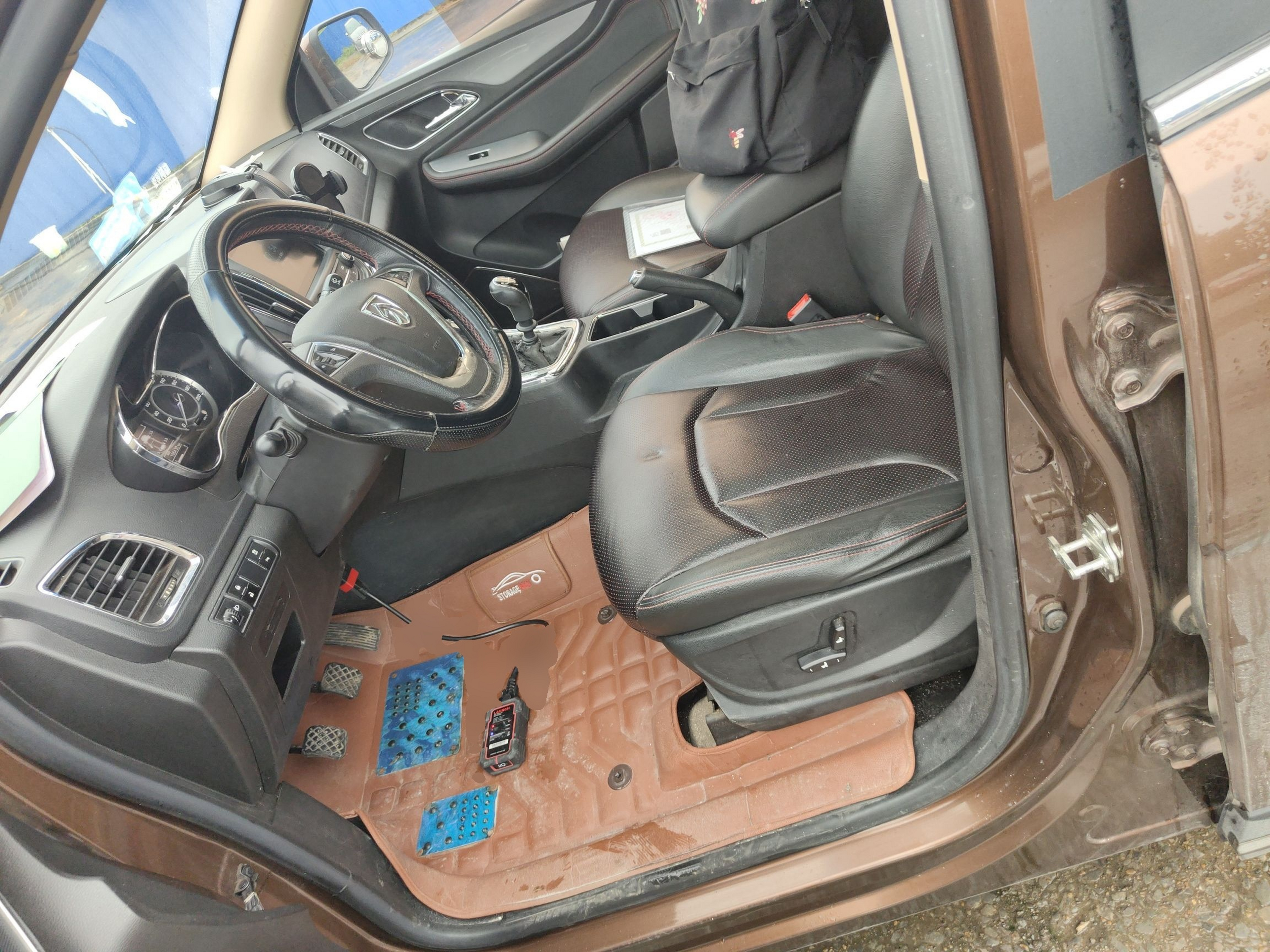 Переднее сиденье в автомобиле