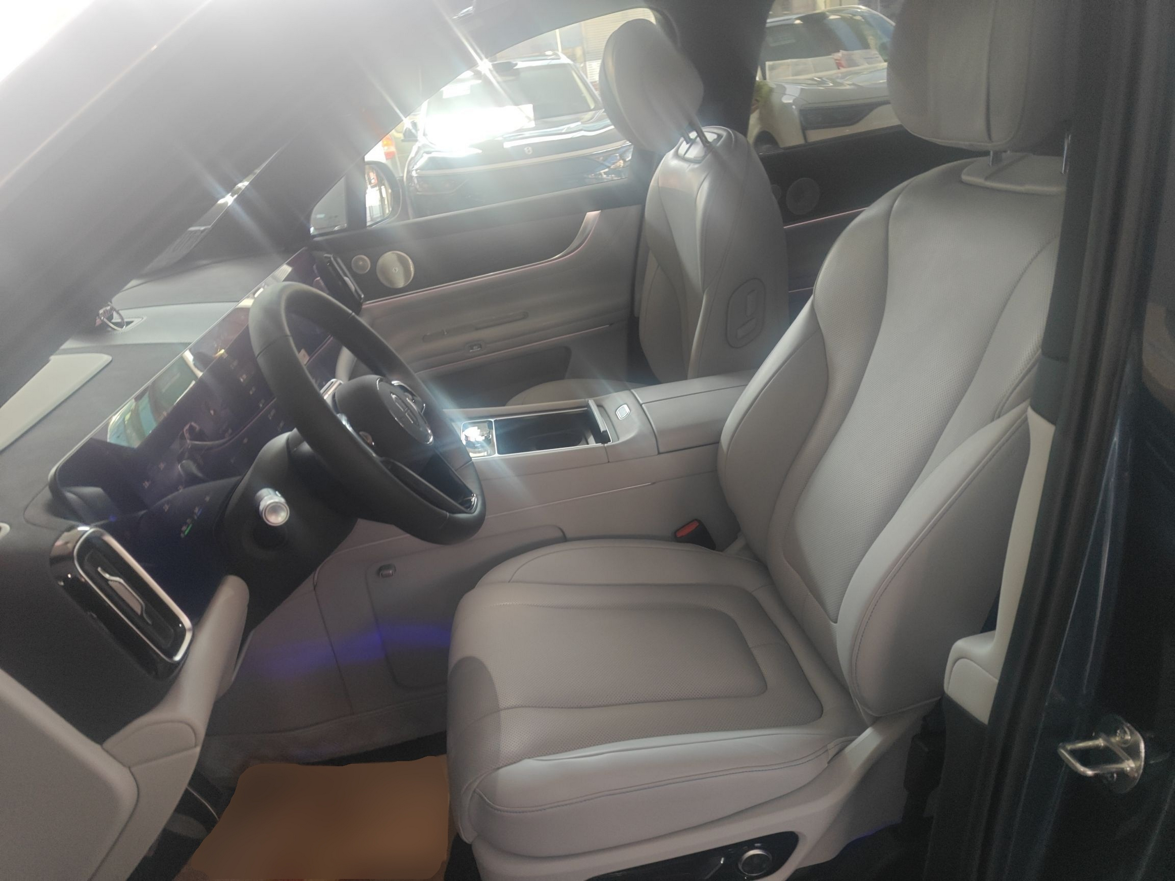 المقاعد الأمامية داخل السيارة