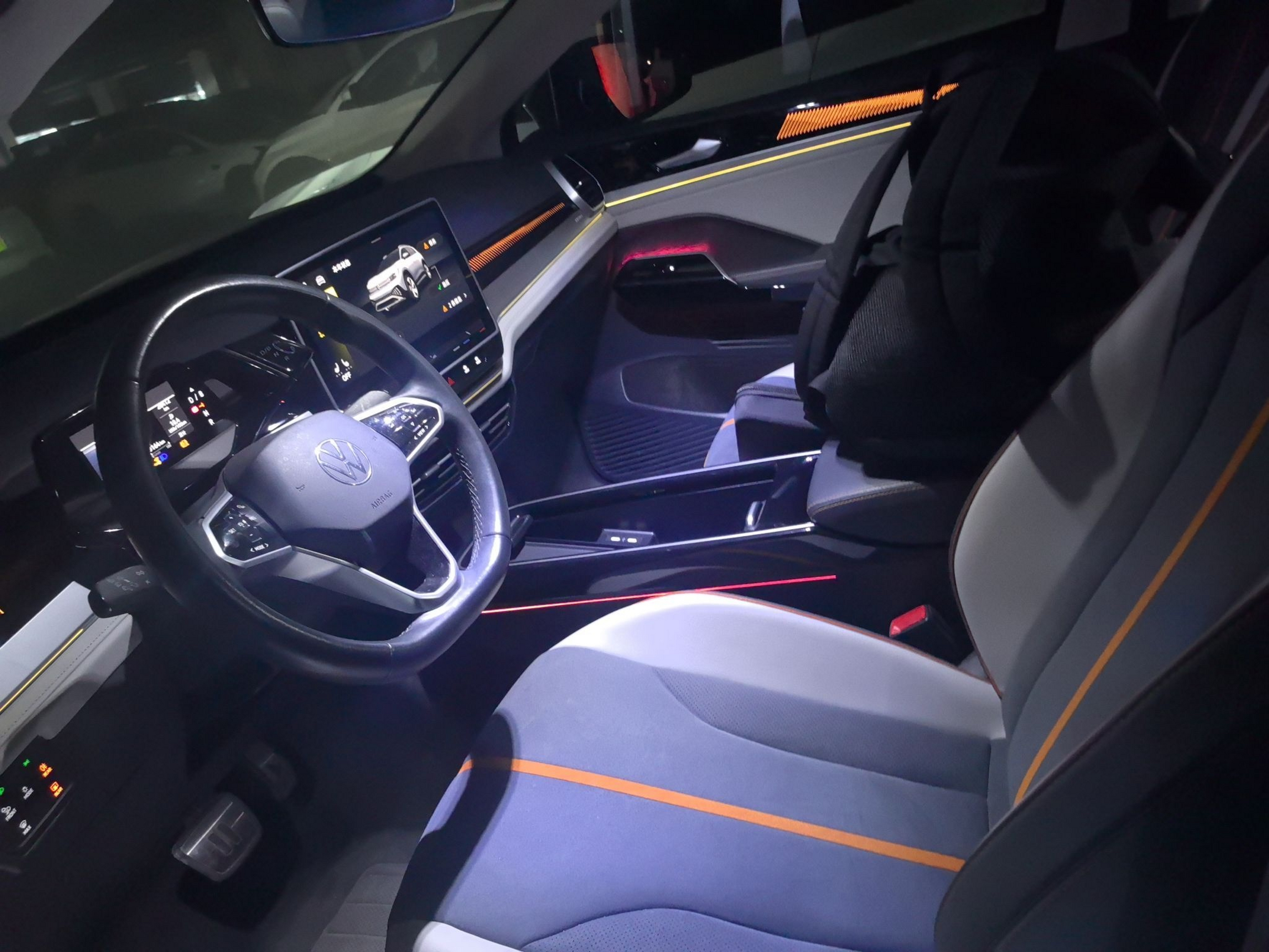 المقاعد الأمامية داخل السيارة