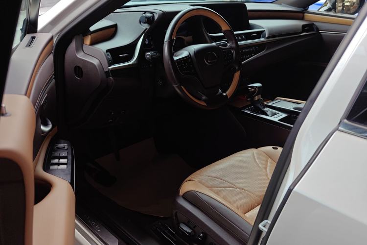 Used Lexus ES 2020 300h Premium Edition