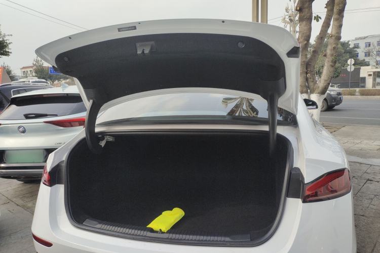 Used Roewe D7 2023 DMH 125km Superior Edition
