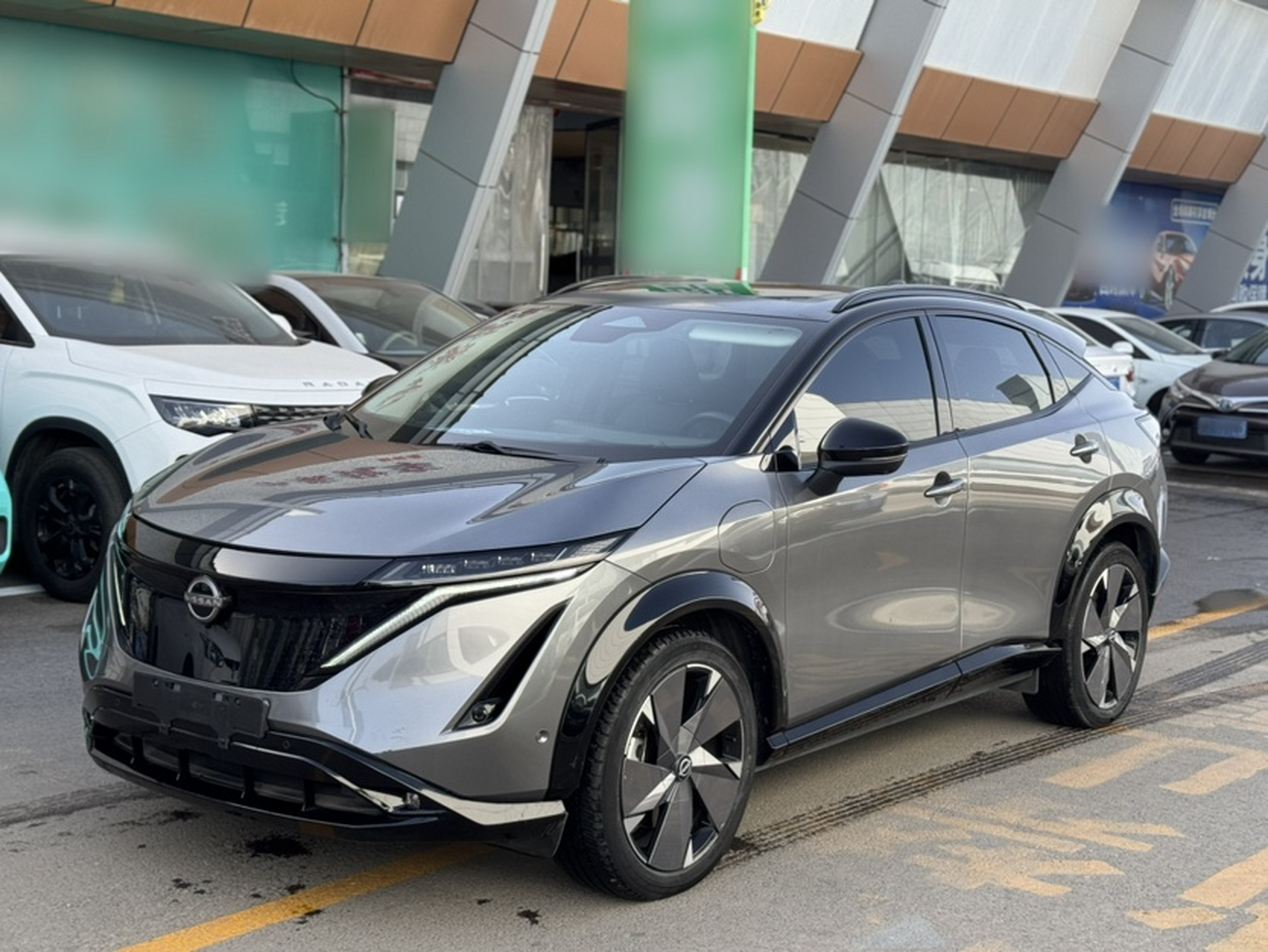 Под передней частью автомобиля