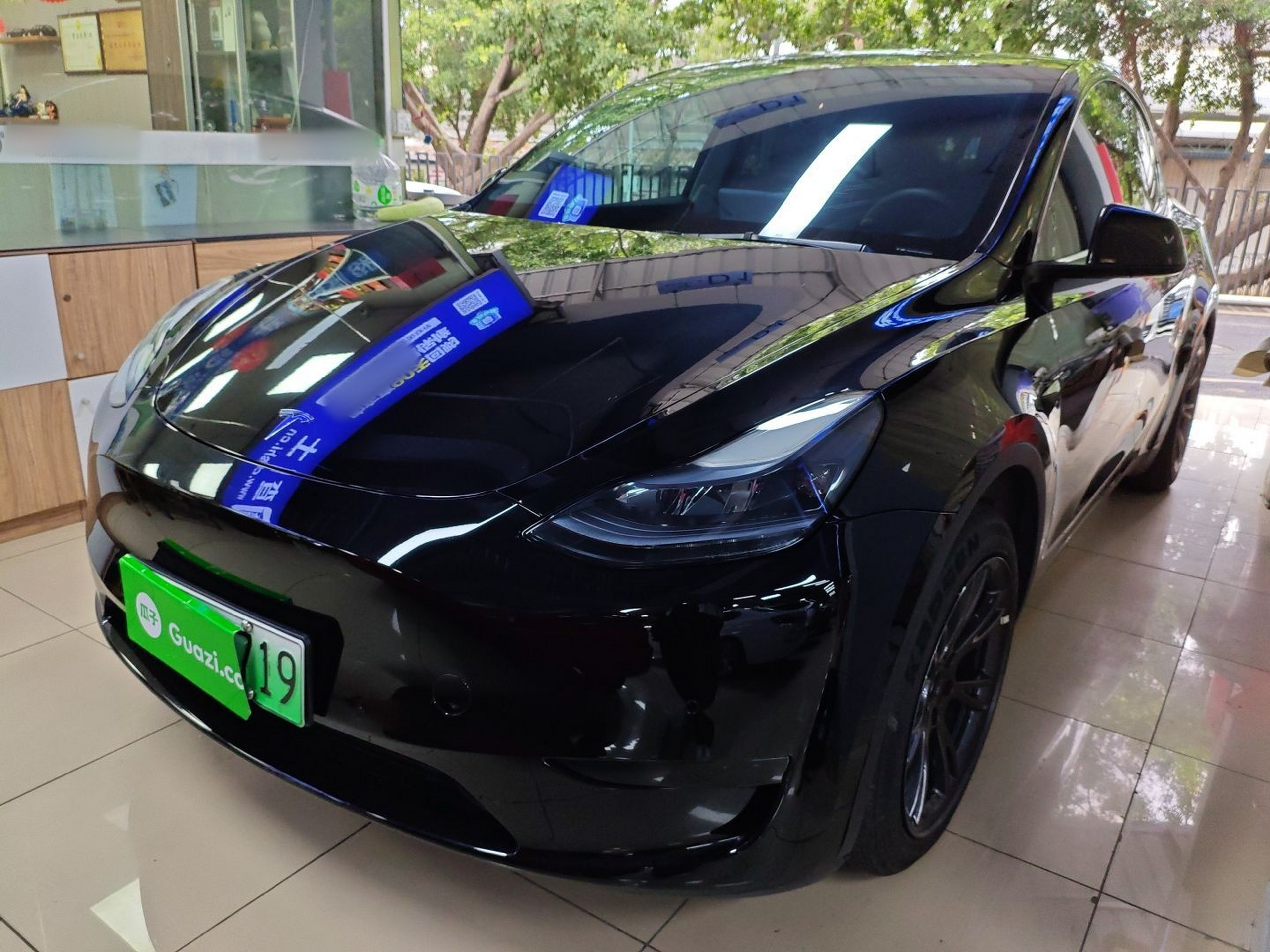 تحت مقدمة السيارة