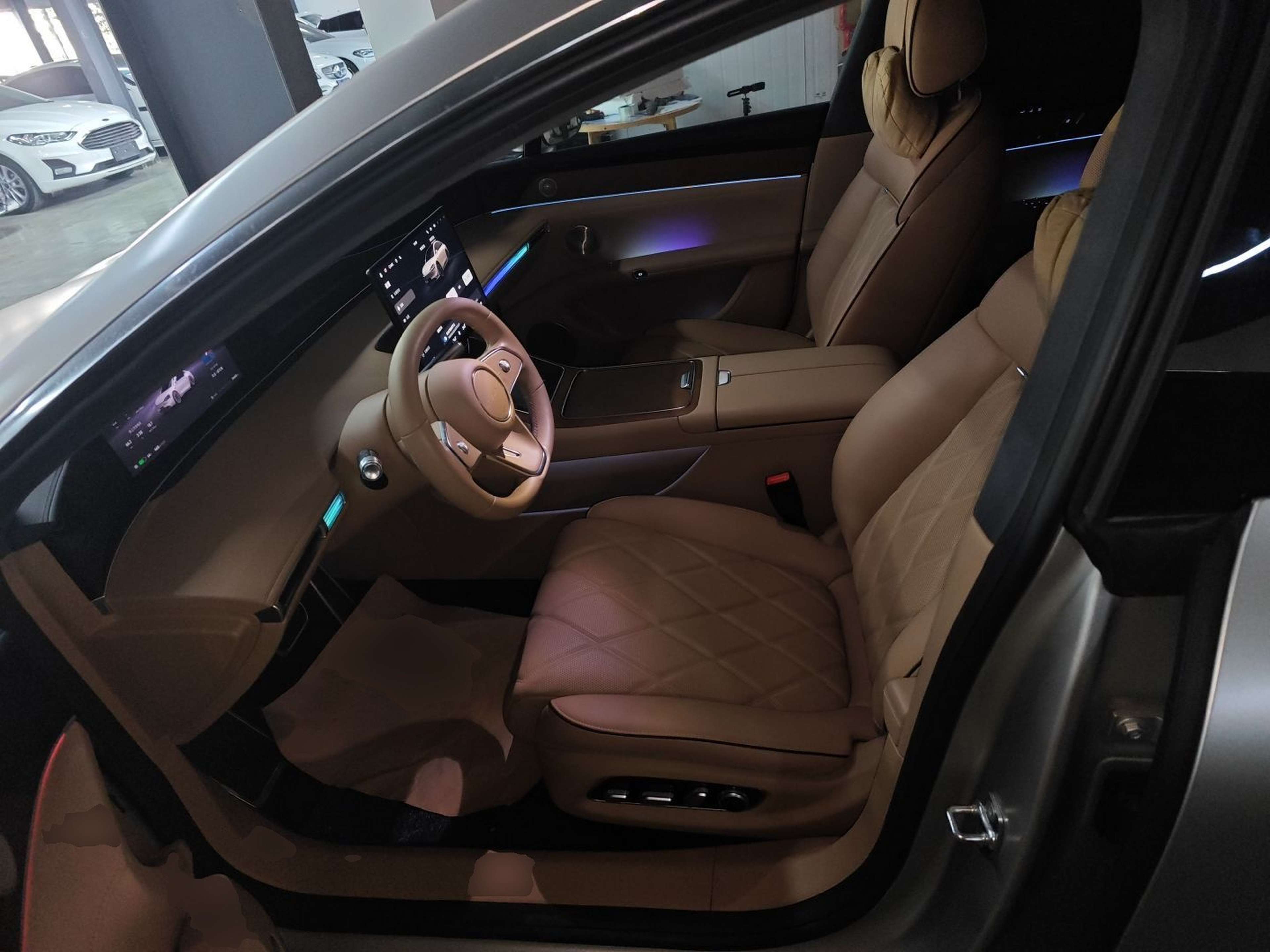 المقاعد الأمامية داخل السيارة