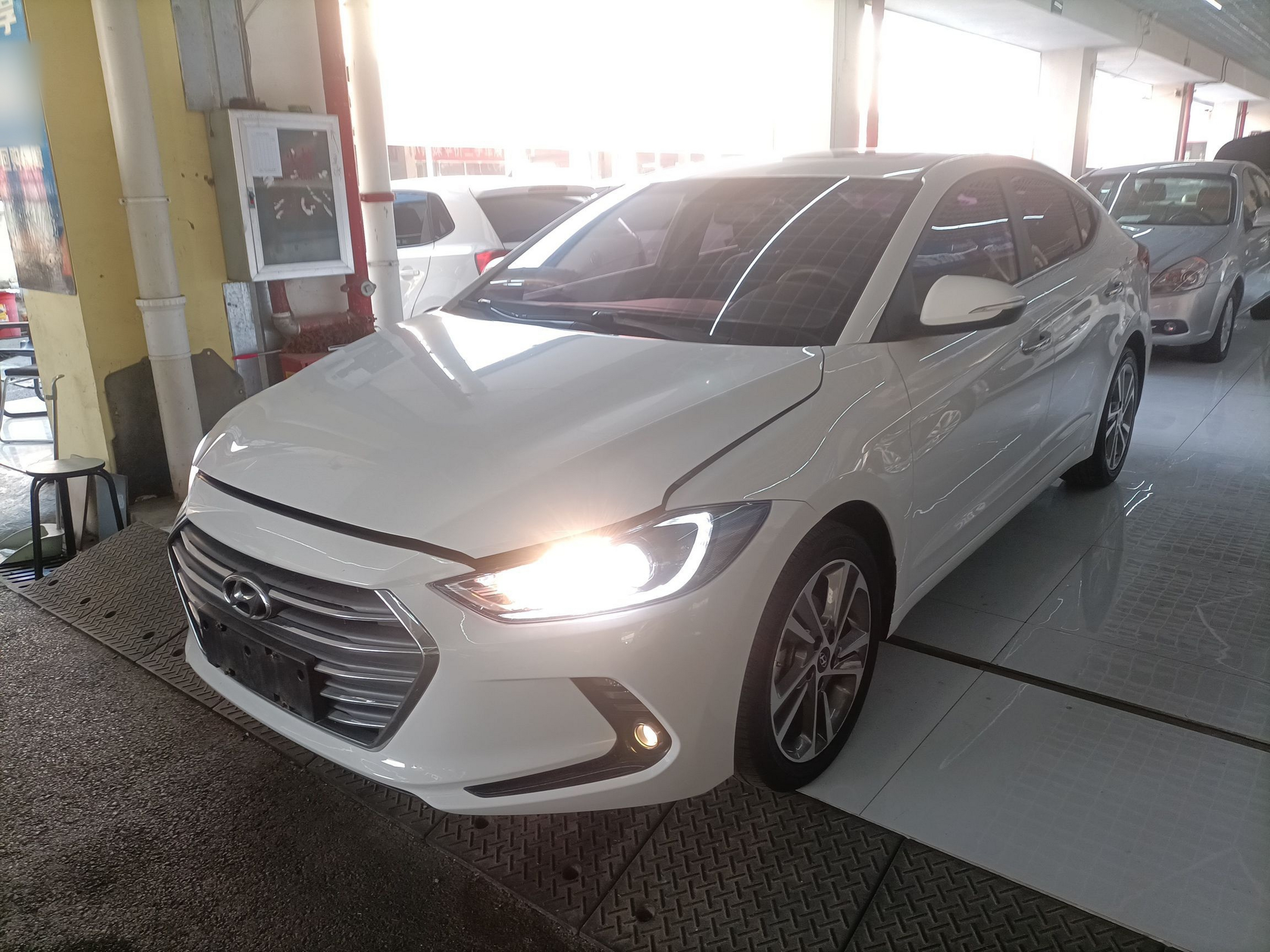 Под передней частью автомобиля