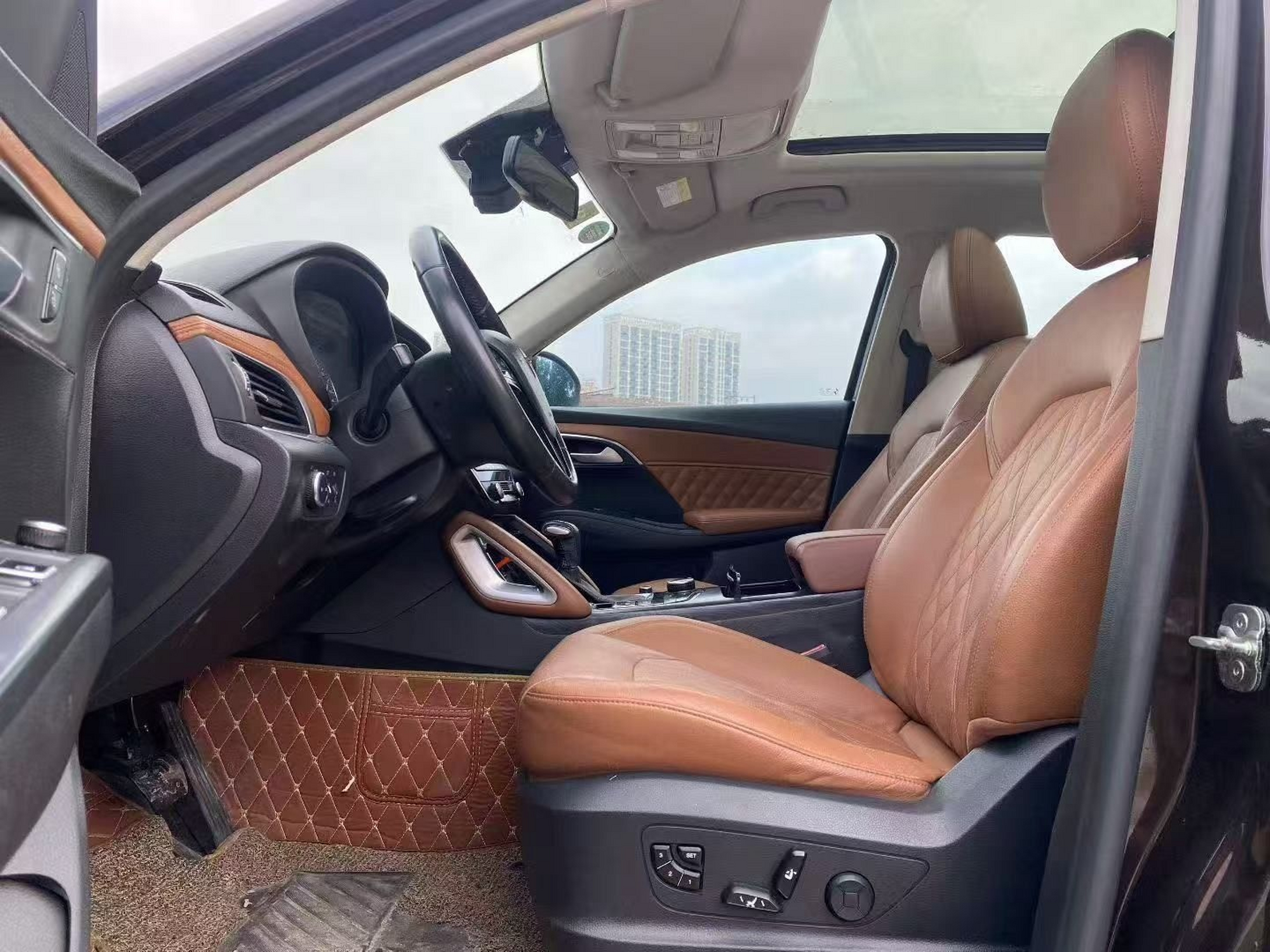 المقاعد الأمامية داخل السيارة