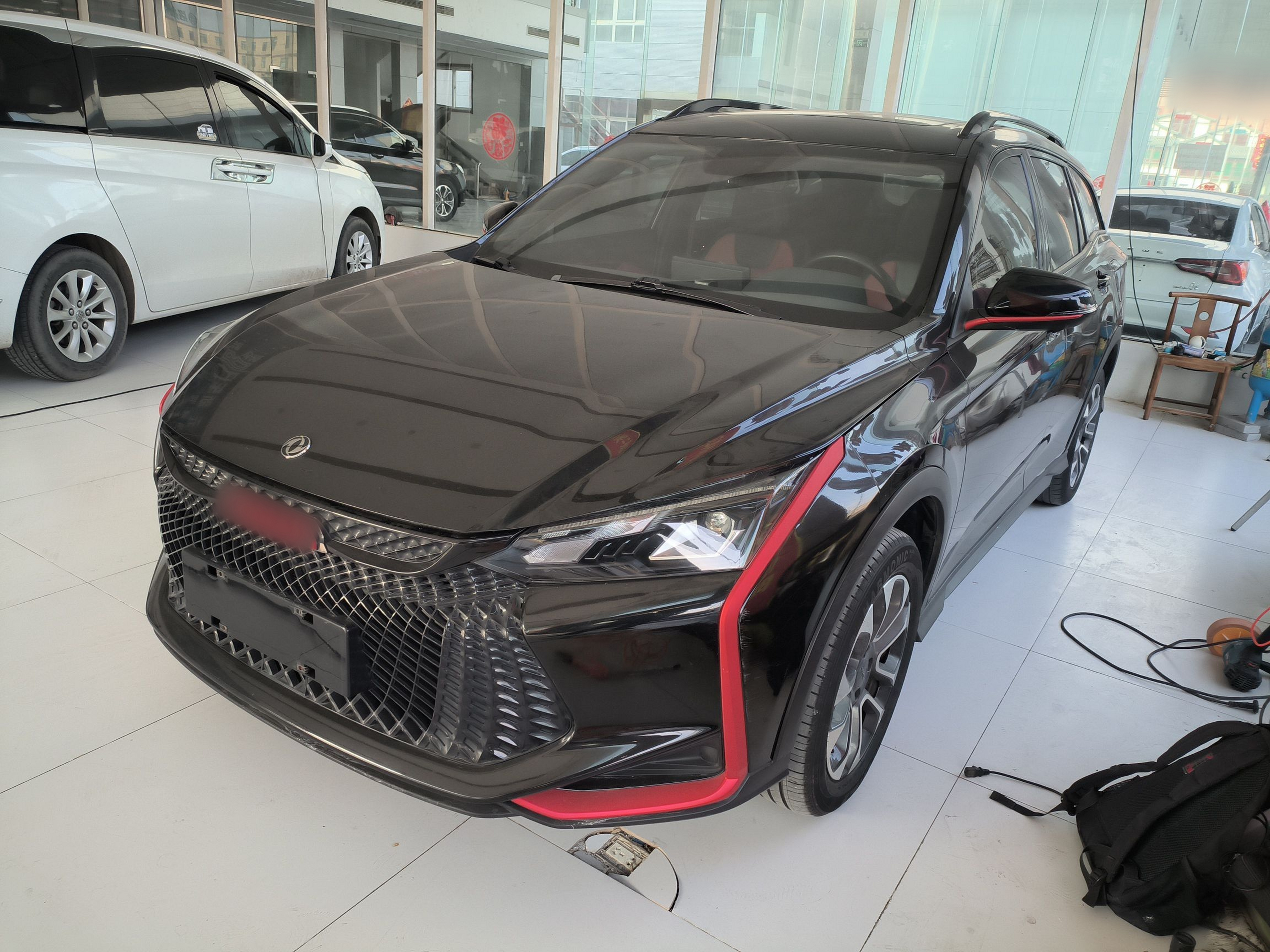 Под передней частью автомобиля