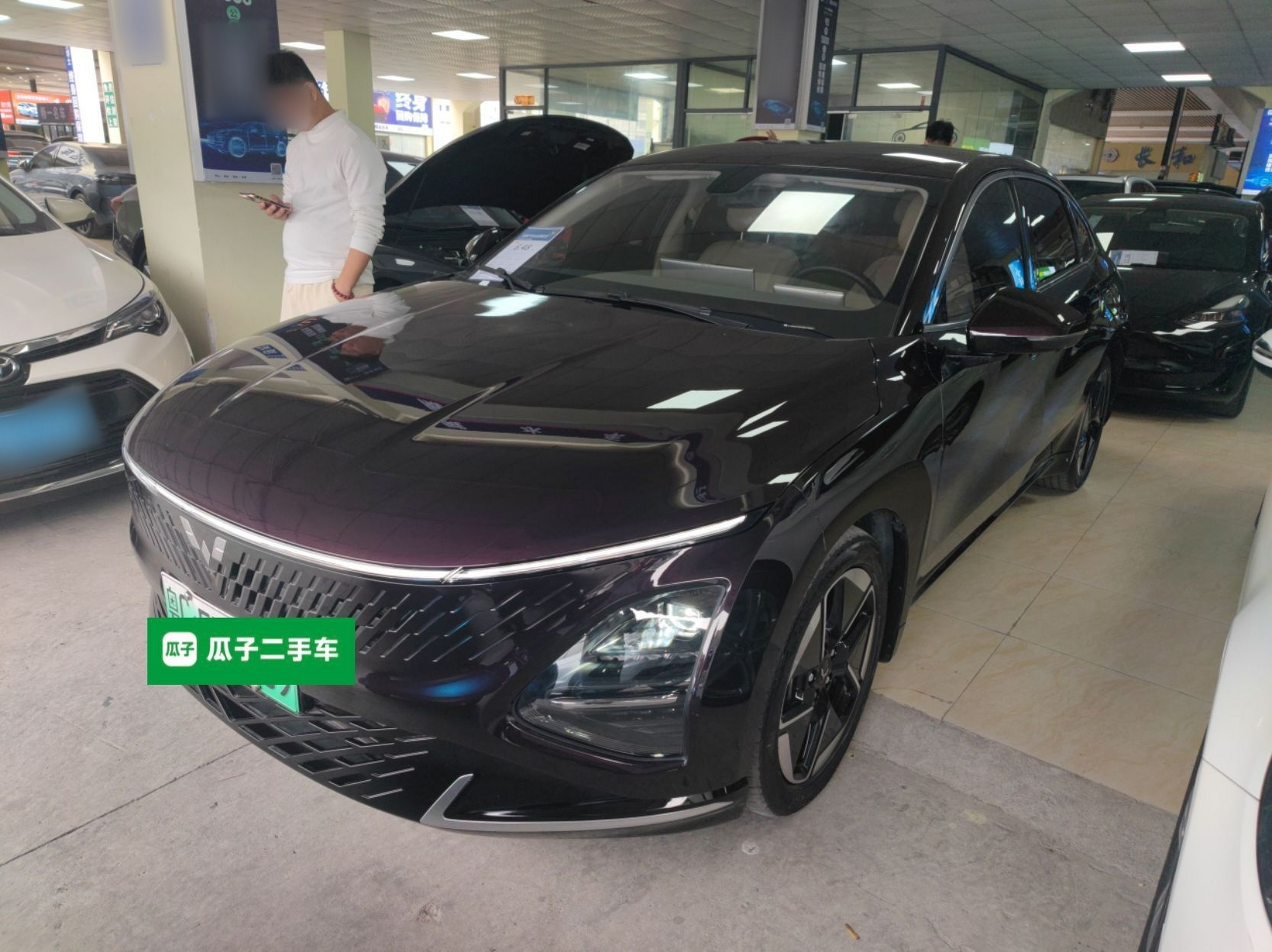 تحت مقدمة السيارة