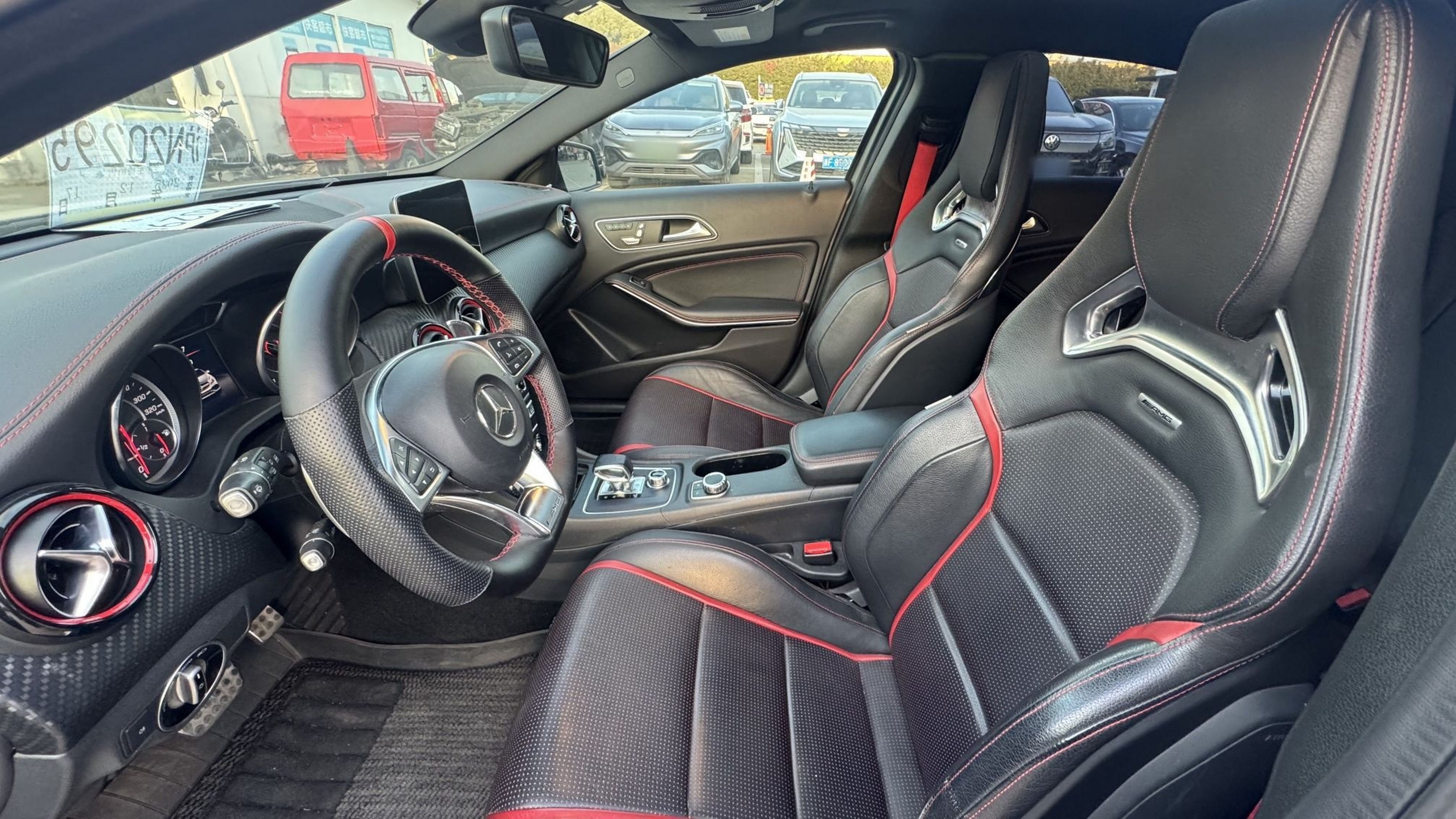 المقاعد الأمامية داخل السيارة