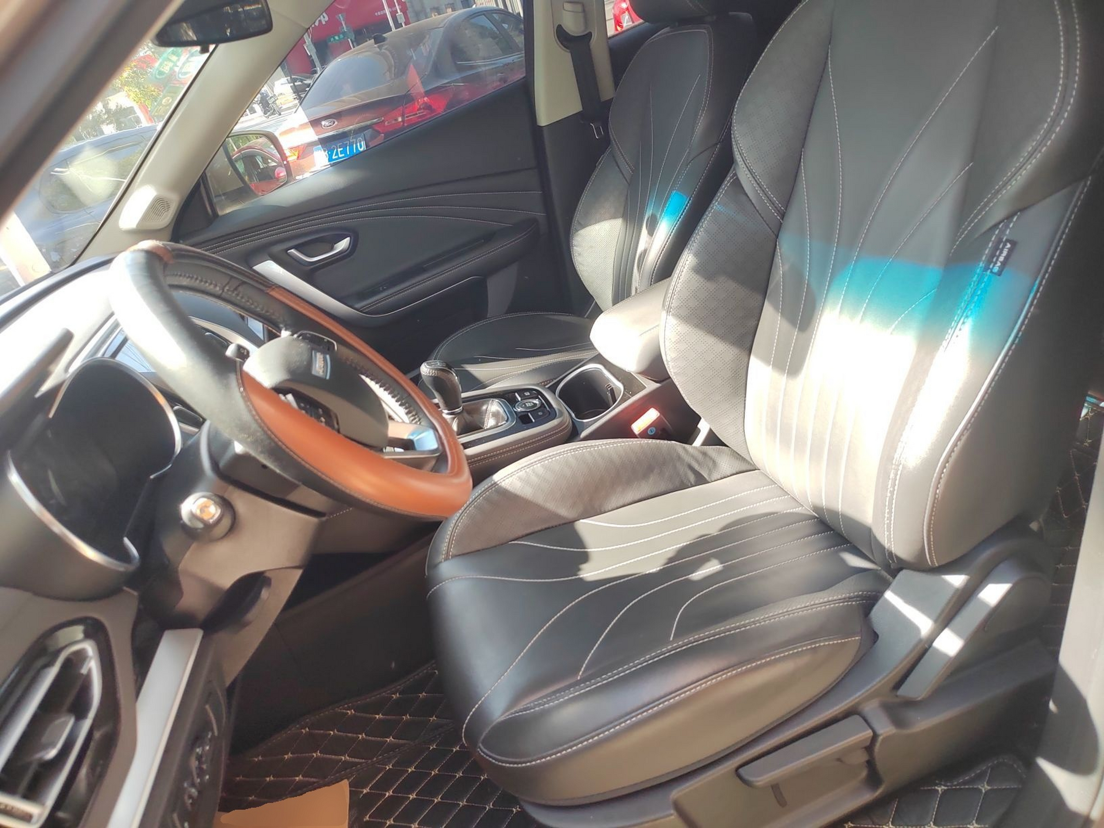 Переднее сиденье в автомобиле